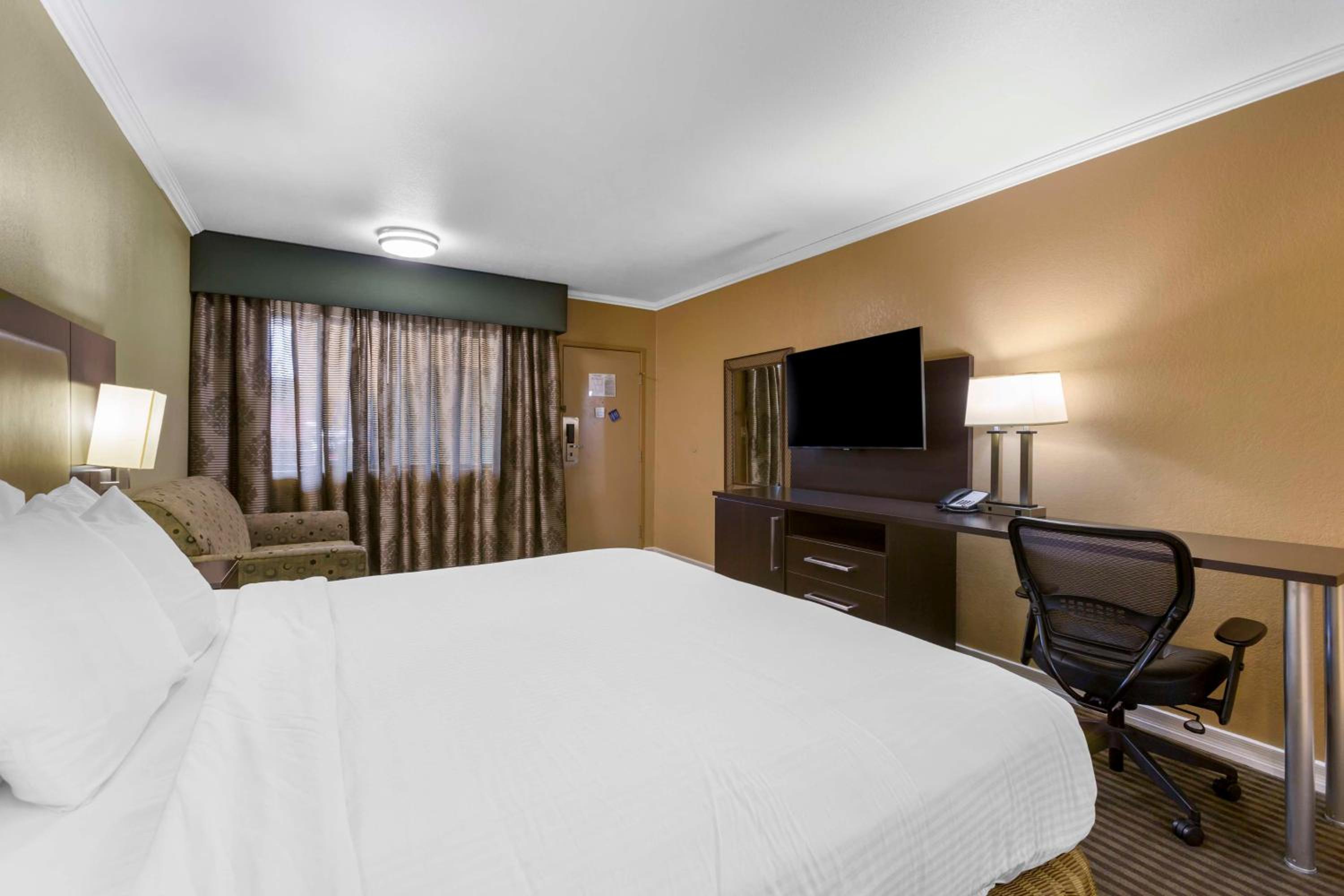 King Room with Sofa Bed - Non-Smoking - Photo 1