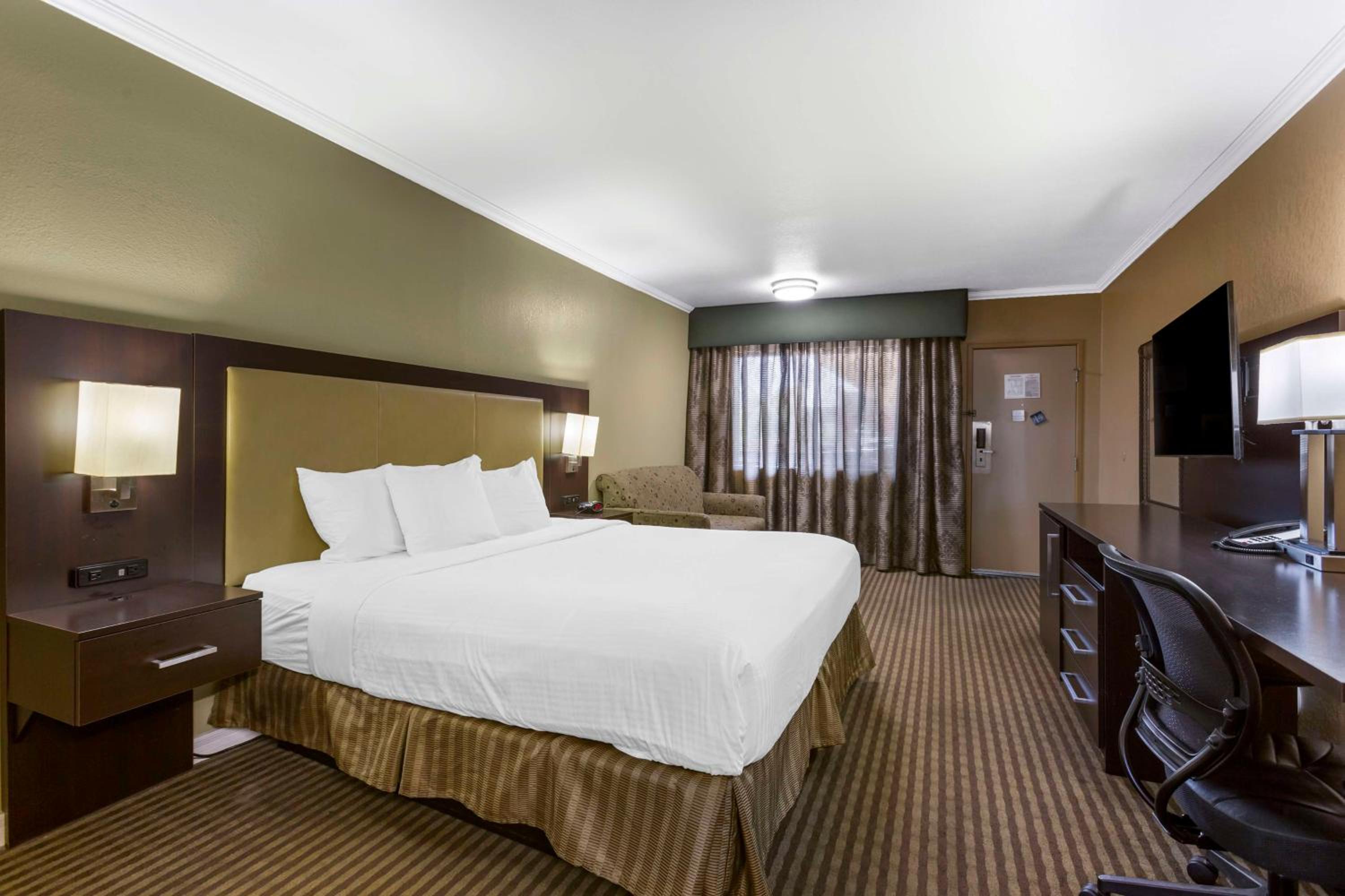 King Room with Sofa Bed - Non-Smoking - Photo 4