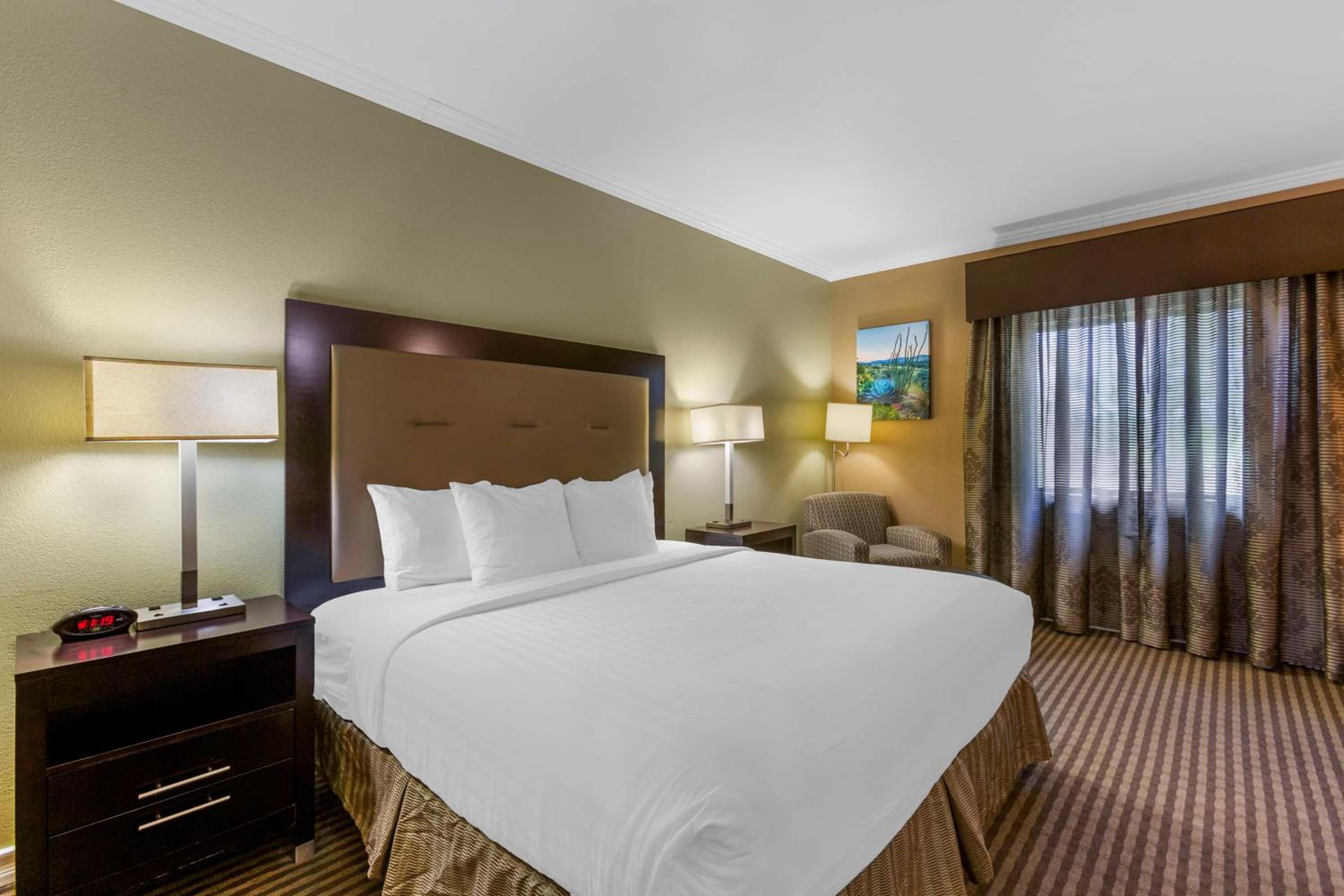 King Room - Non-Smoking - Photo 1