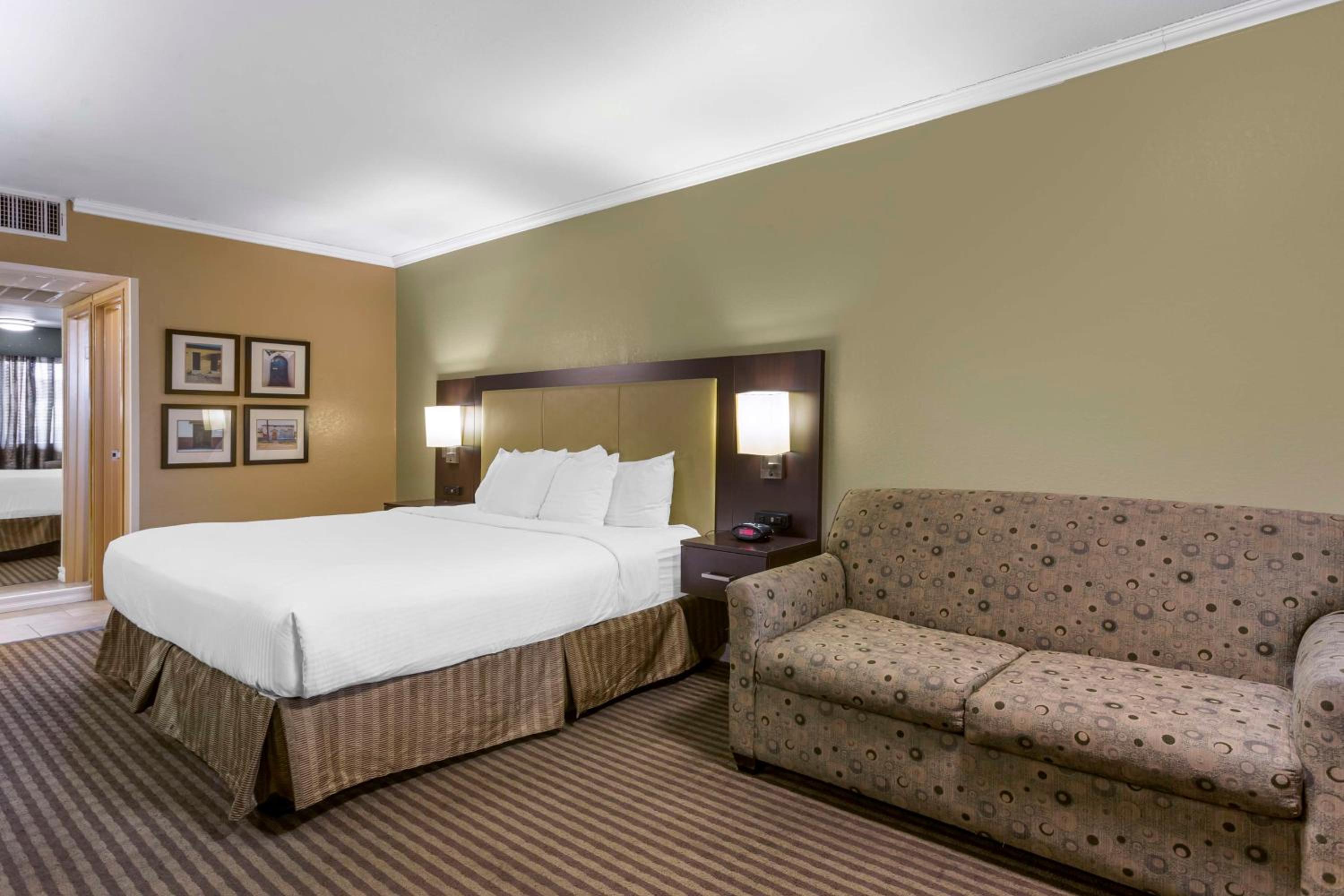 King Room with Sofa Bed - Non-Smoking - Photo 5