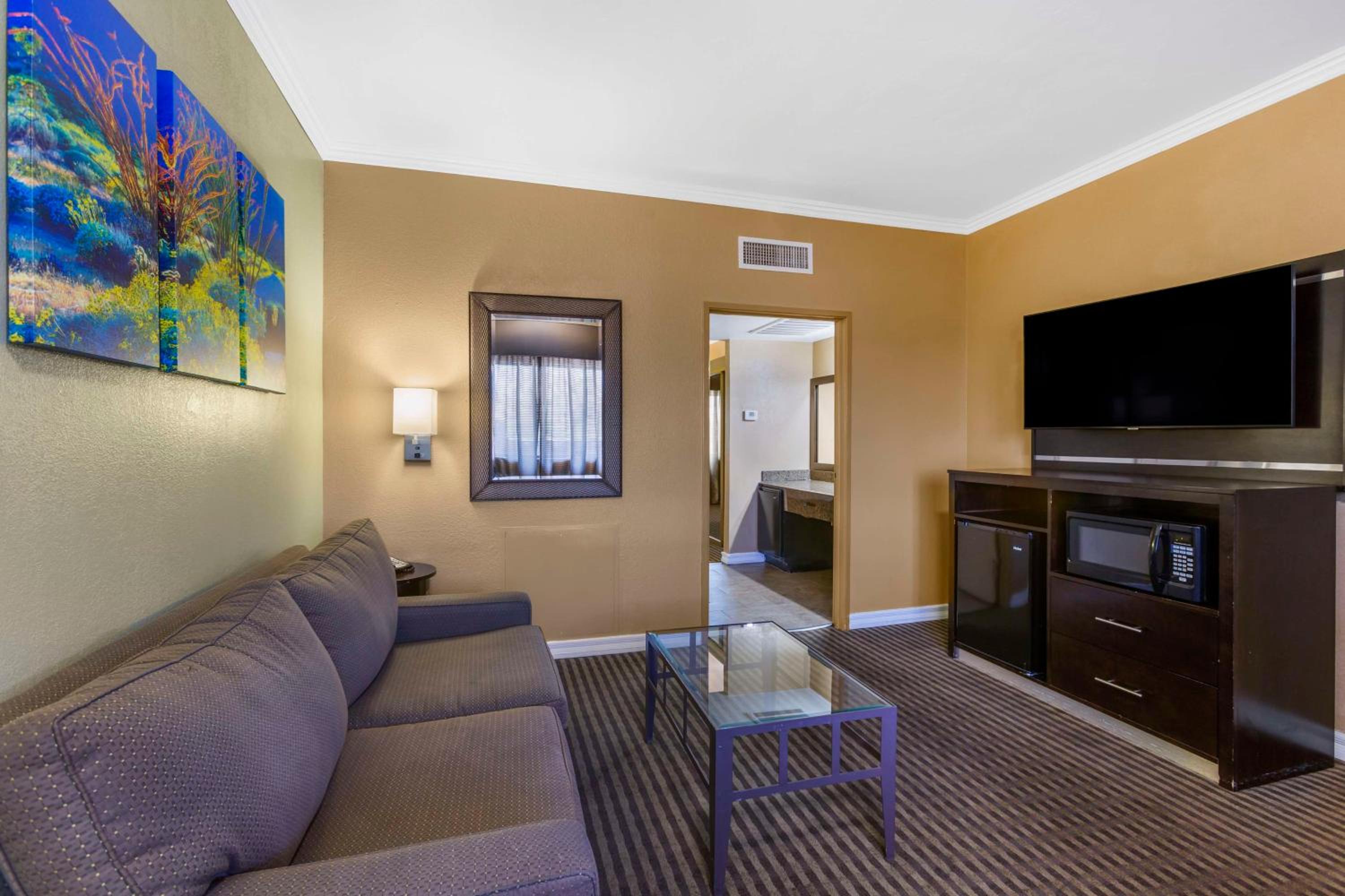 King Room with Sofa Bed - Non-Smoking - Photo 3