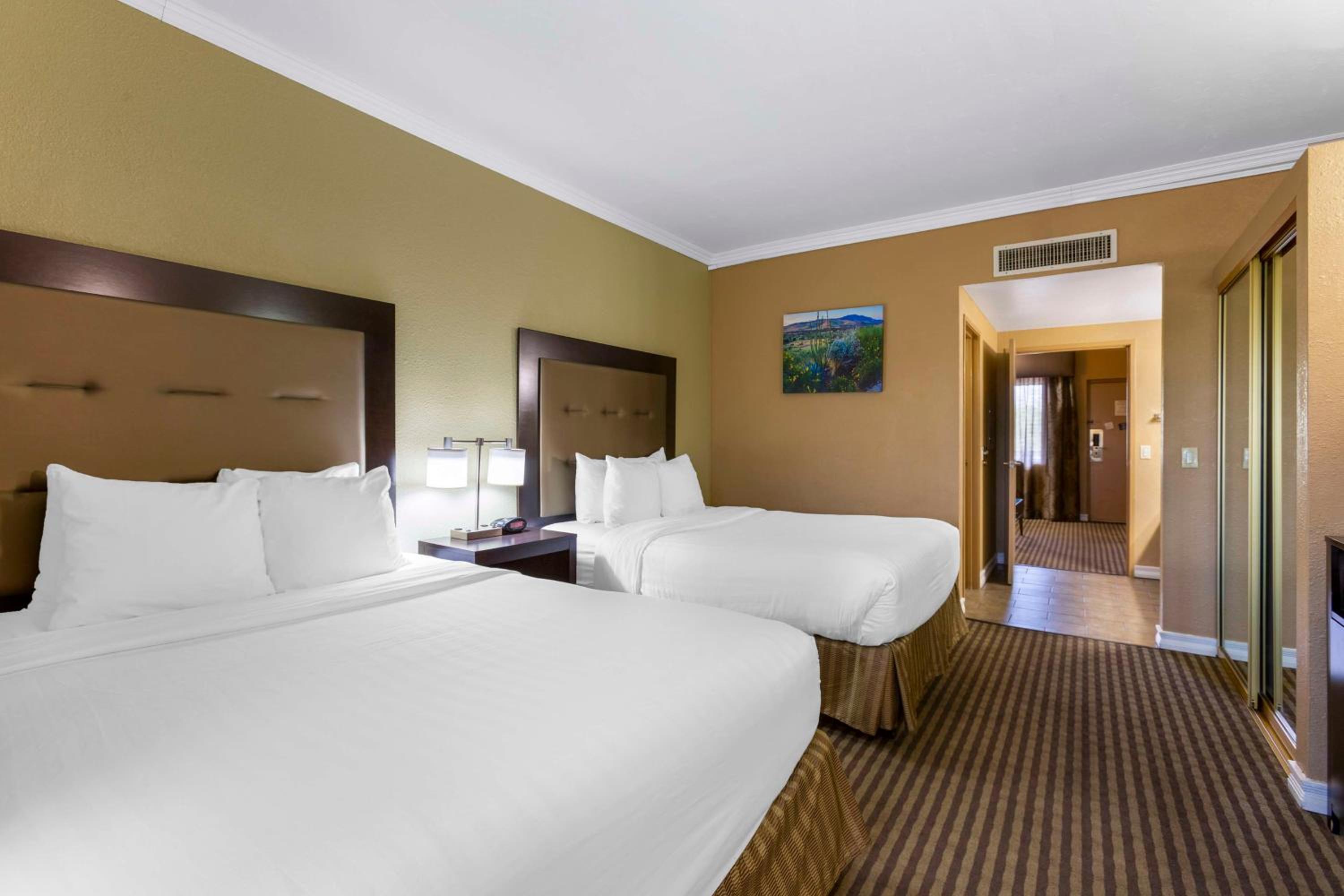 Queen Room with Two Queen Beds - Non-Smoking - Photo 4