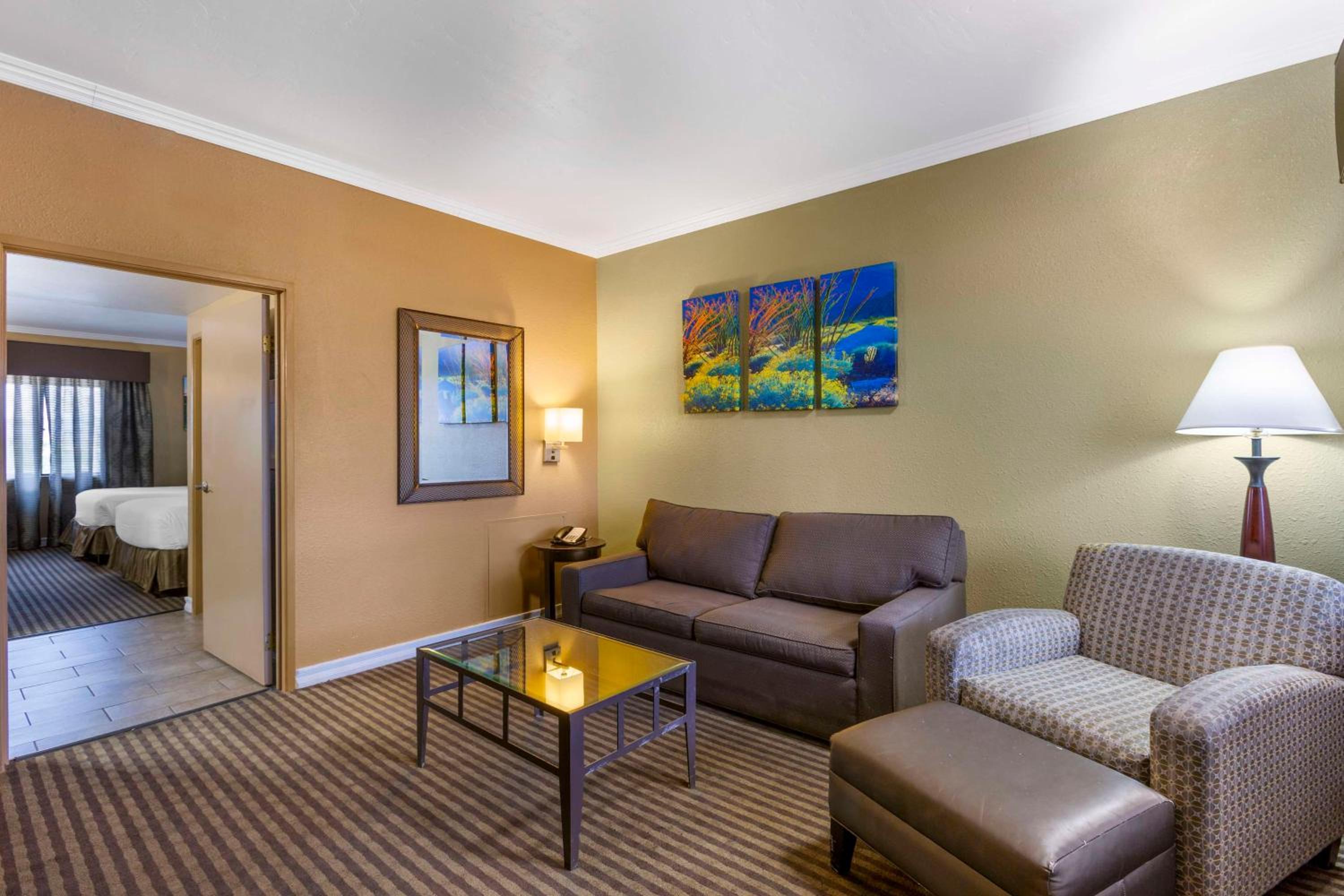 Queen Suite - Non-Smoking - Photo 1