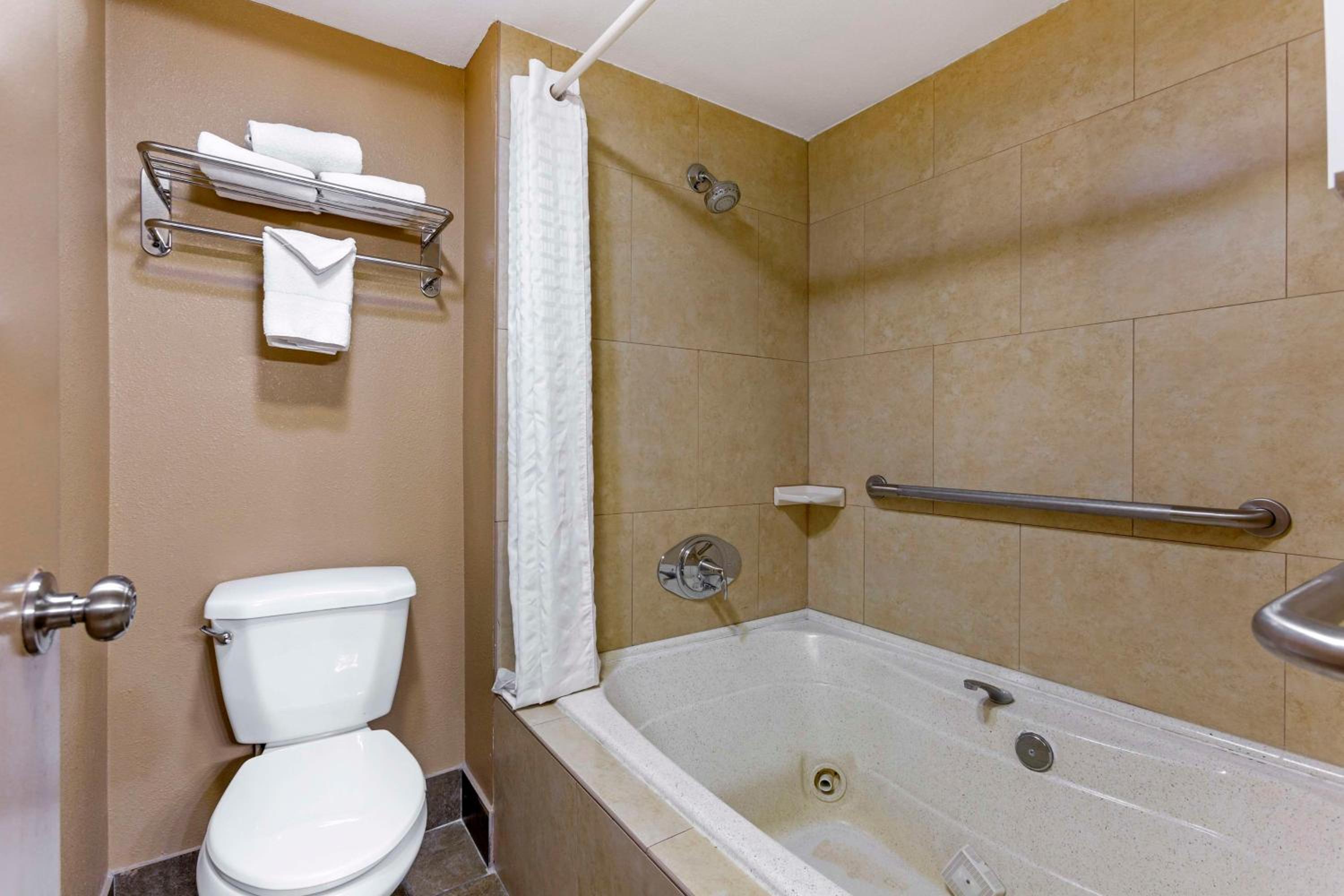 Queen Suite - Non-Smoking - Photo 5