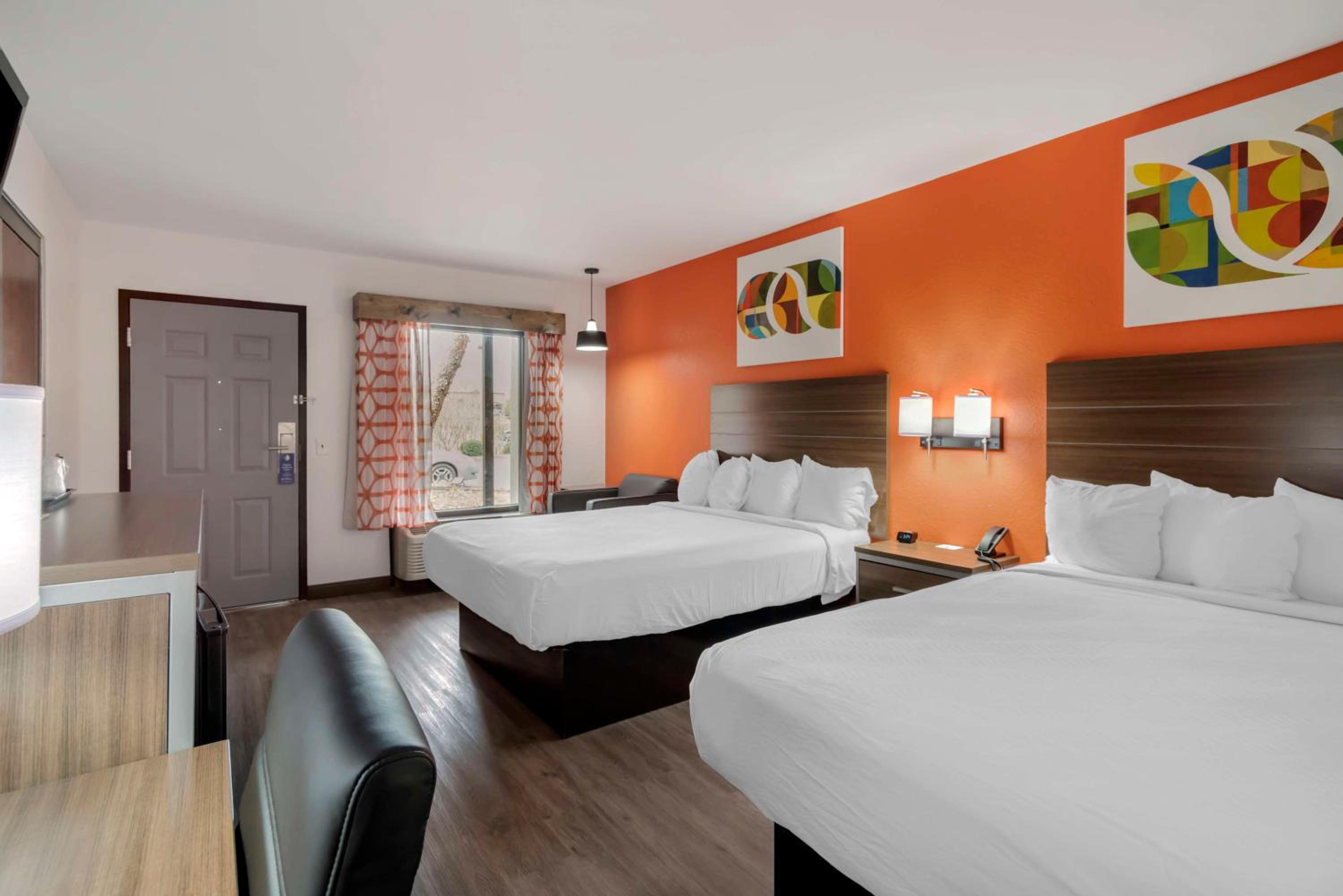 Queen Room with Two Queen Beds and Bath Tub - Mobility Accessible/Non-Smoking photo 2