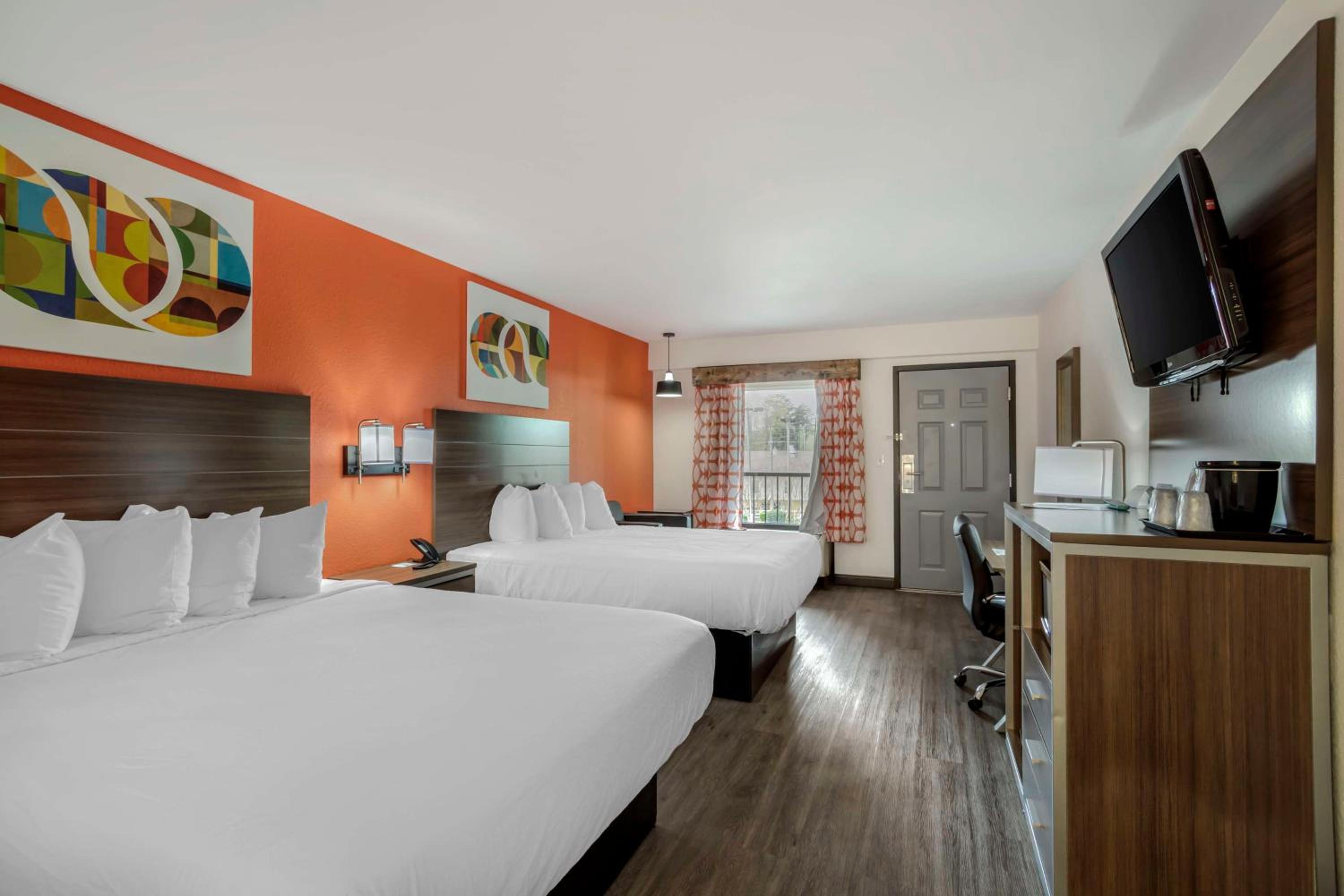 Queen Room with Two Queen Beds and Bath Tub - Mobility Accessible/Non-Smoking photo 3