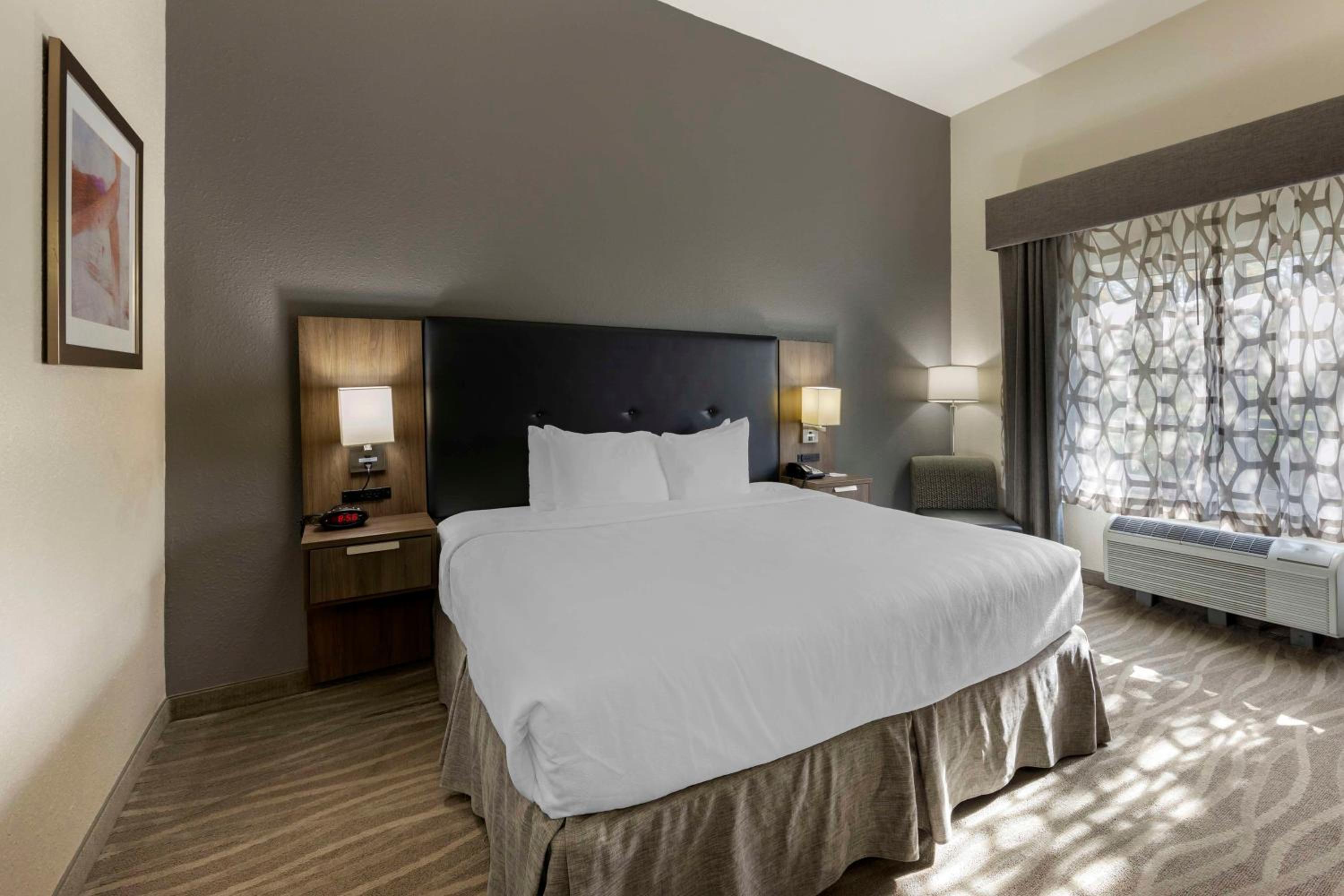 King Room with Bath Tub - Disability Access/Non-Smoking  - Photo 4