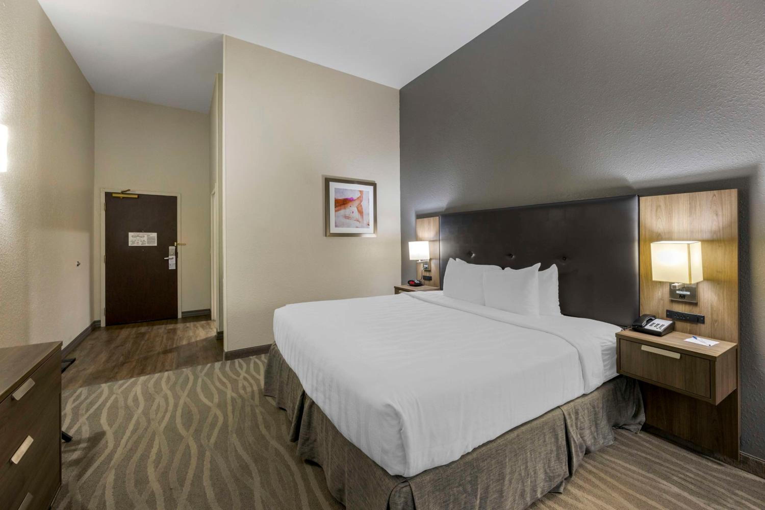 King Room with Bath Tub - Disability Access/Non-Smoking  - Photo 2