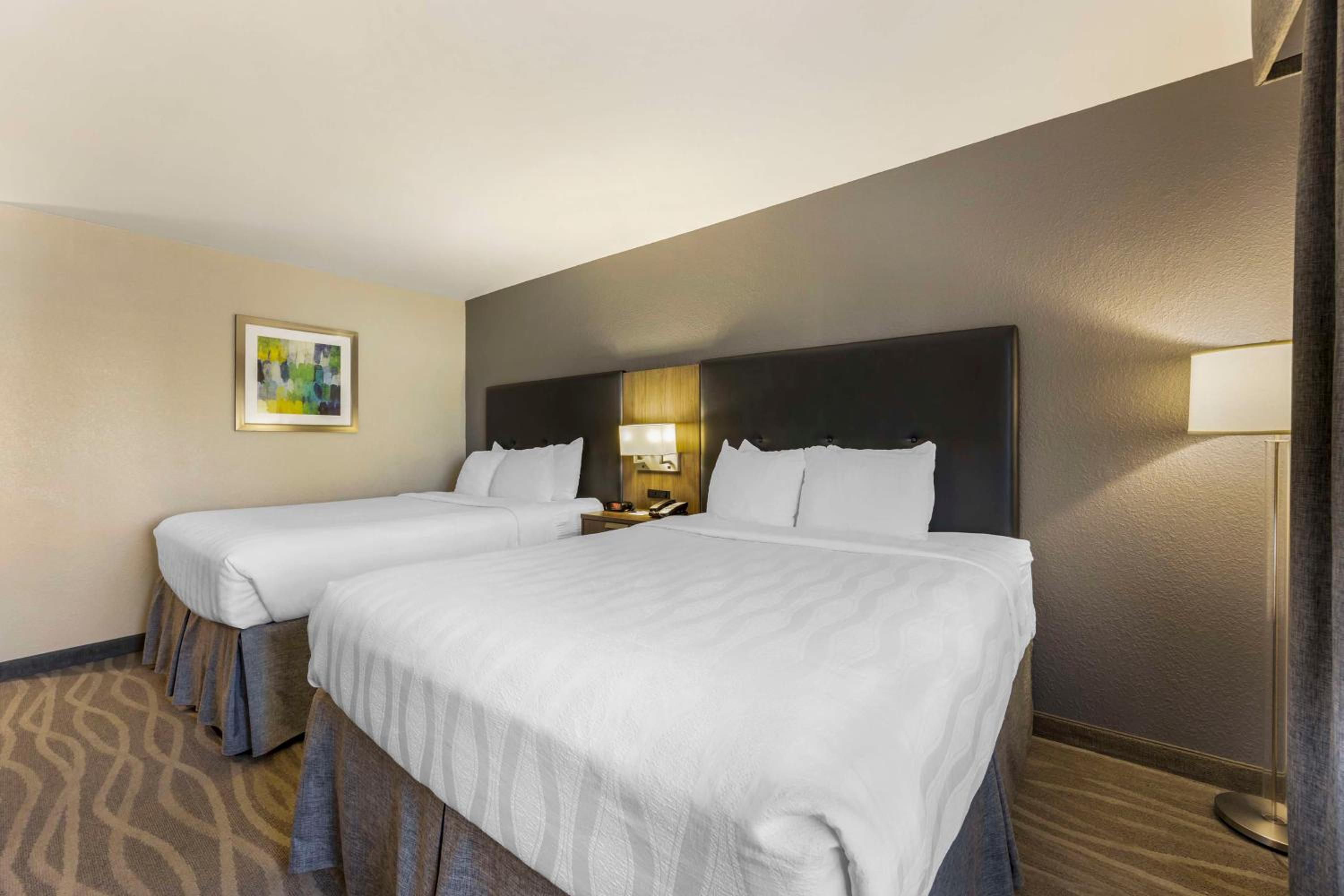 Queen Room with Two Queen Beds - Photo 4