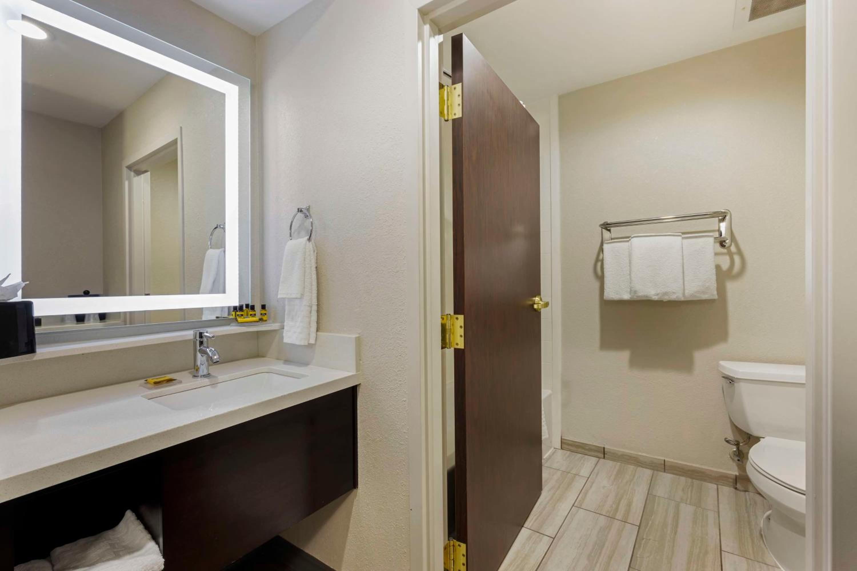 Queen Room with Two Queen Beds - Photo 2