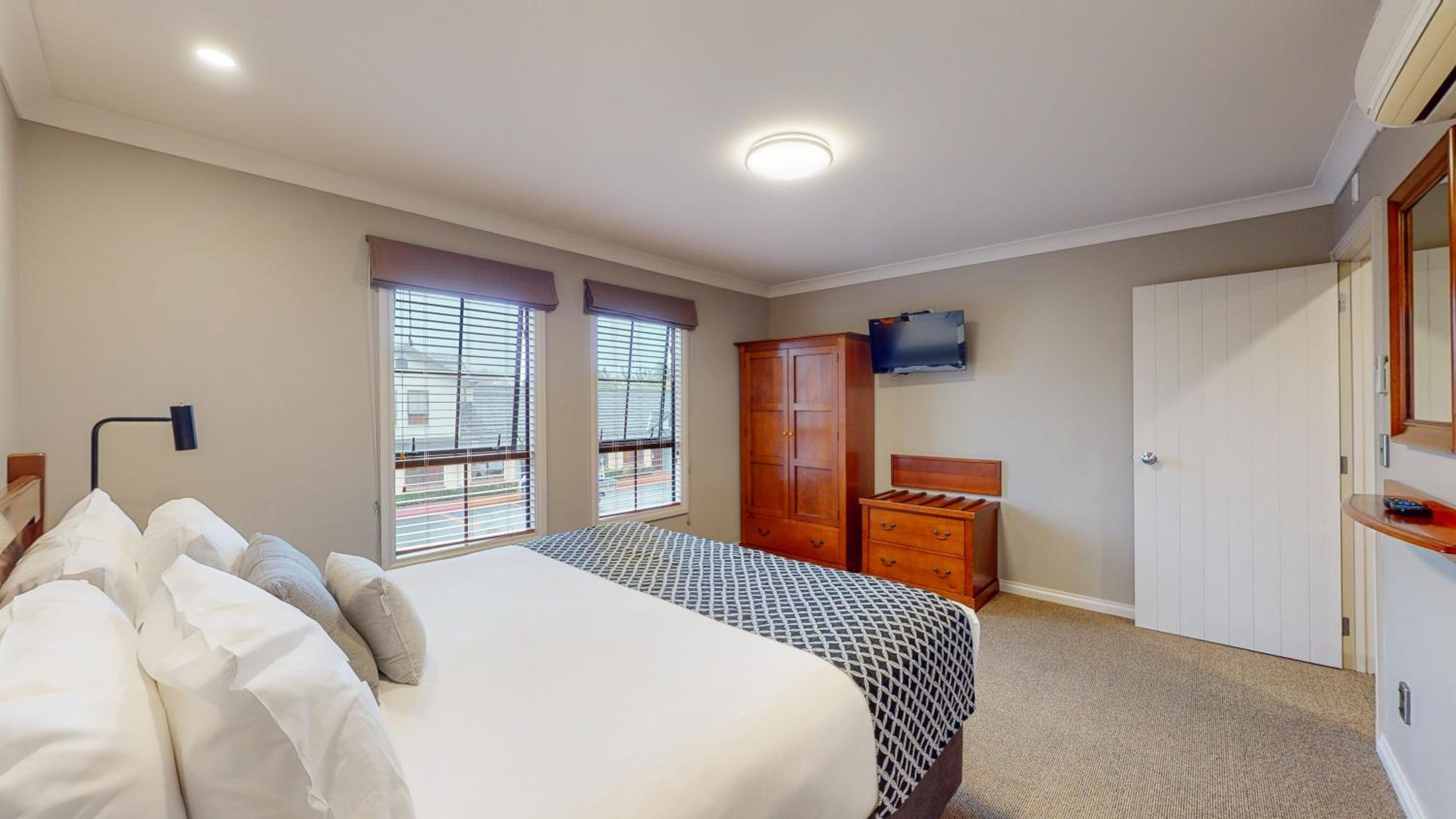 Deluxe King Suite