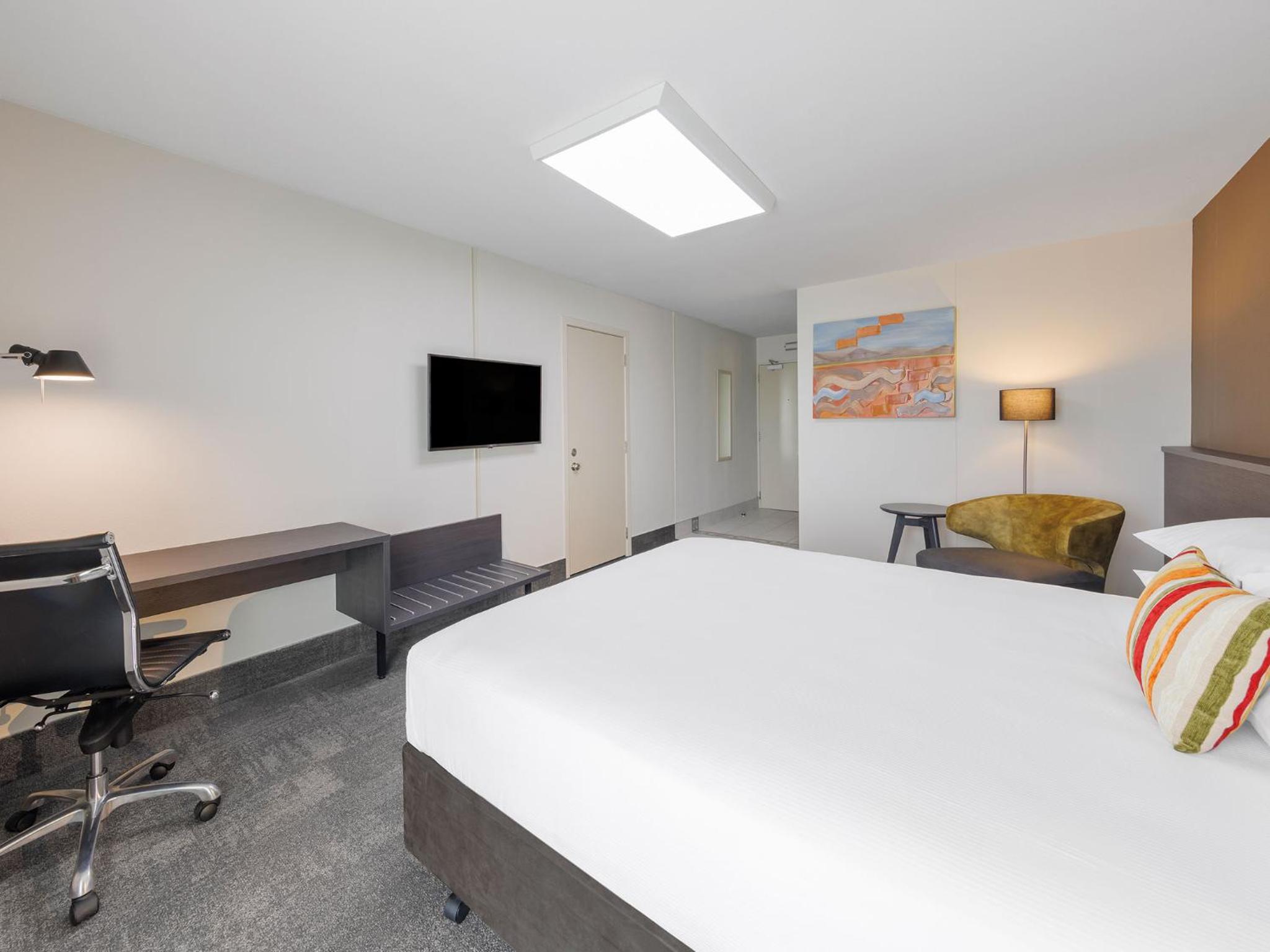 Deluxe King Room - Photo 4