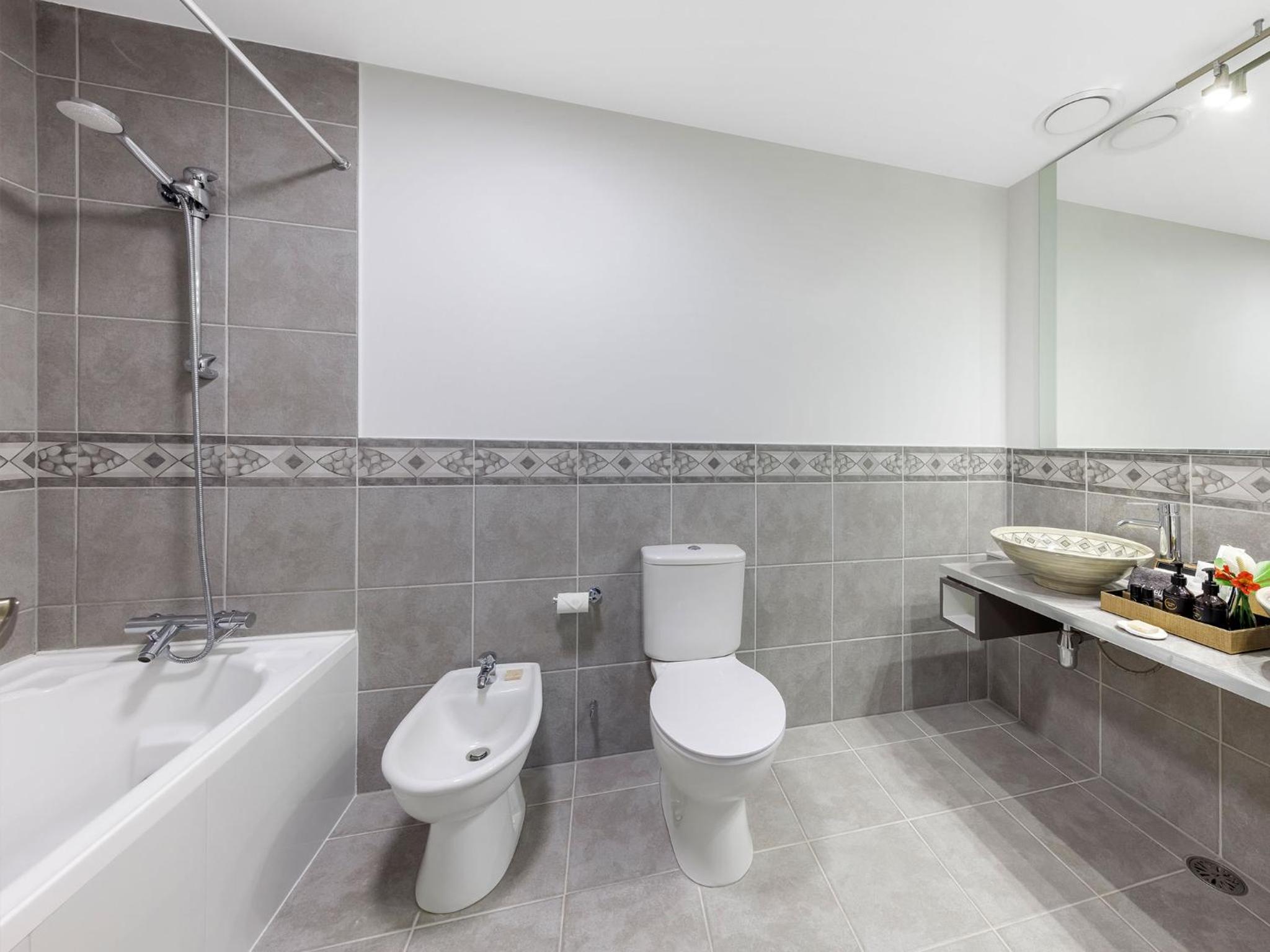 Executive Suite - Photo 3