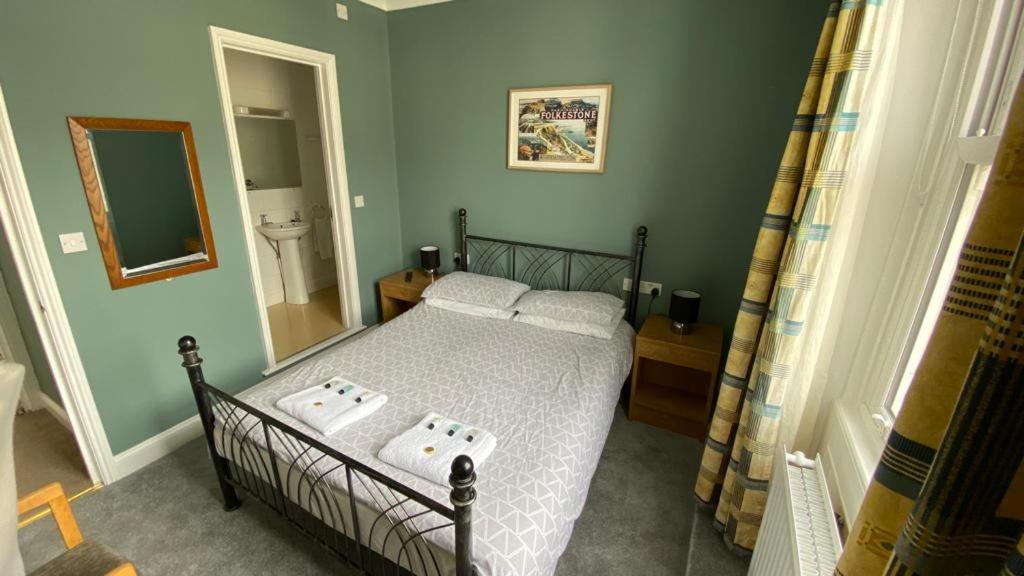 Standard Double Room - Photo 13