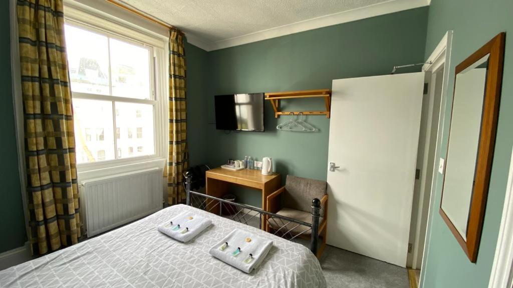 Standard Double Room - Photo 12