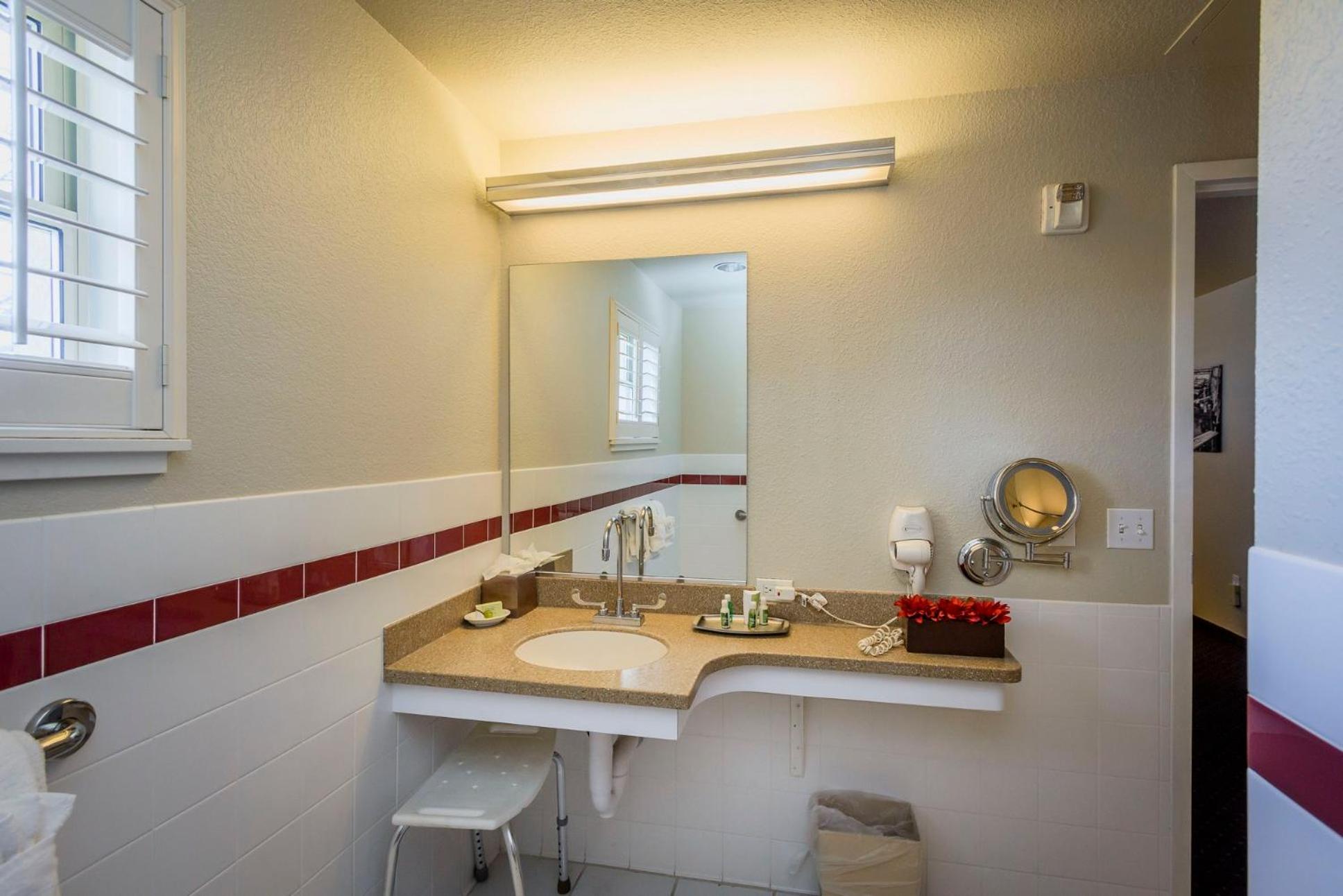 Queen Room - Disability Access - Photo 3