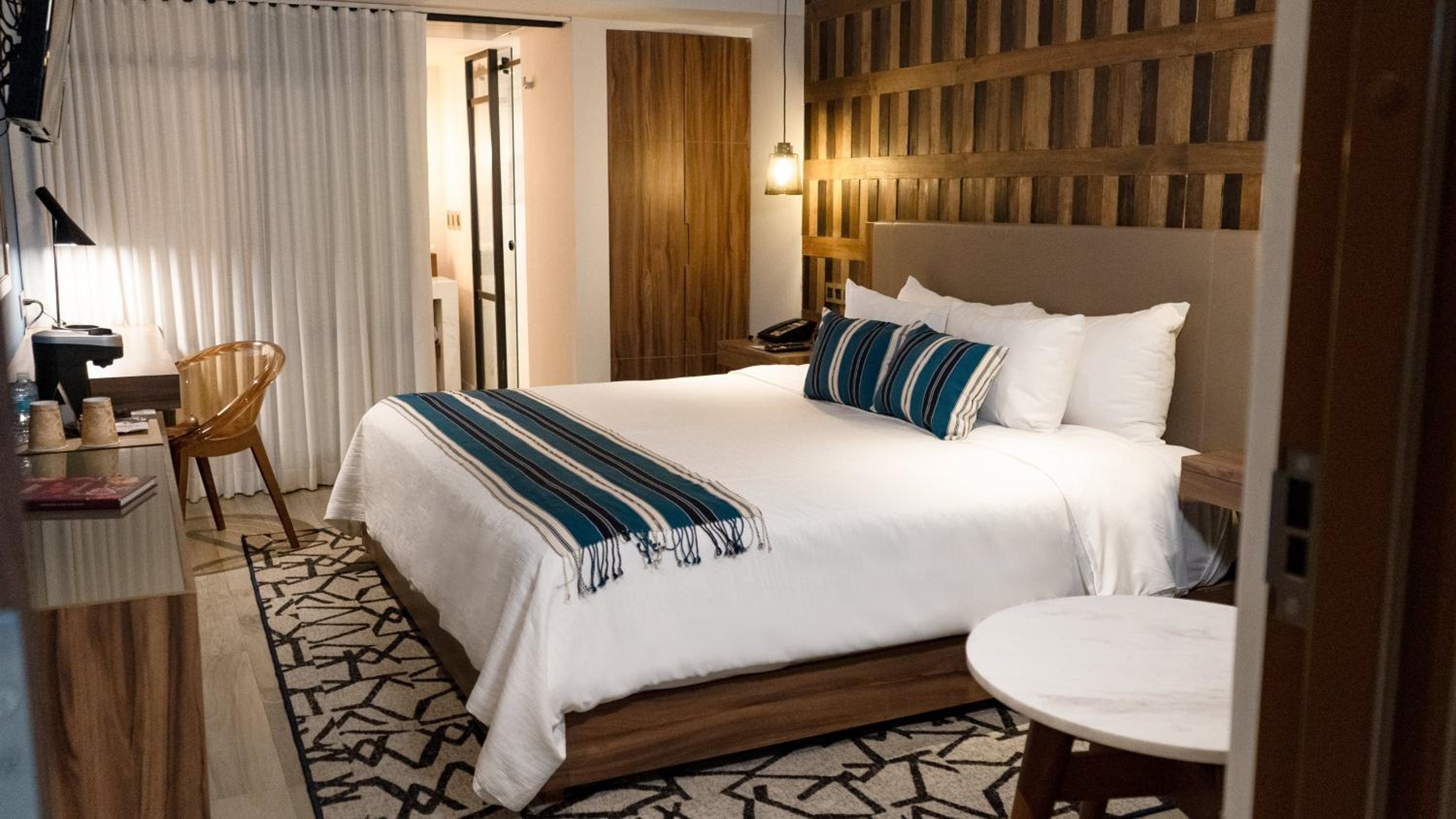 Standard King Room - Photo 5