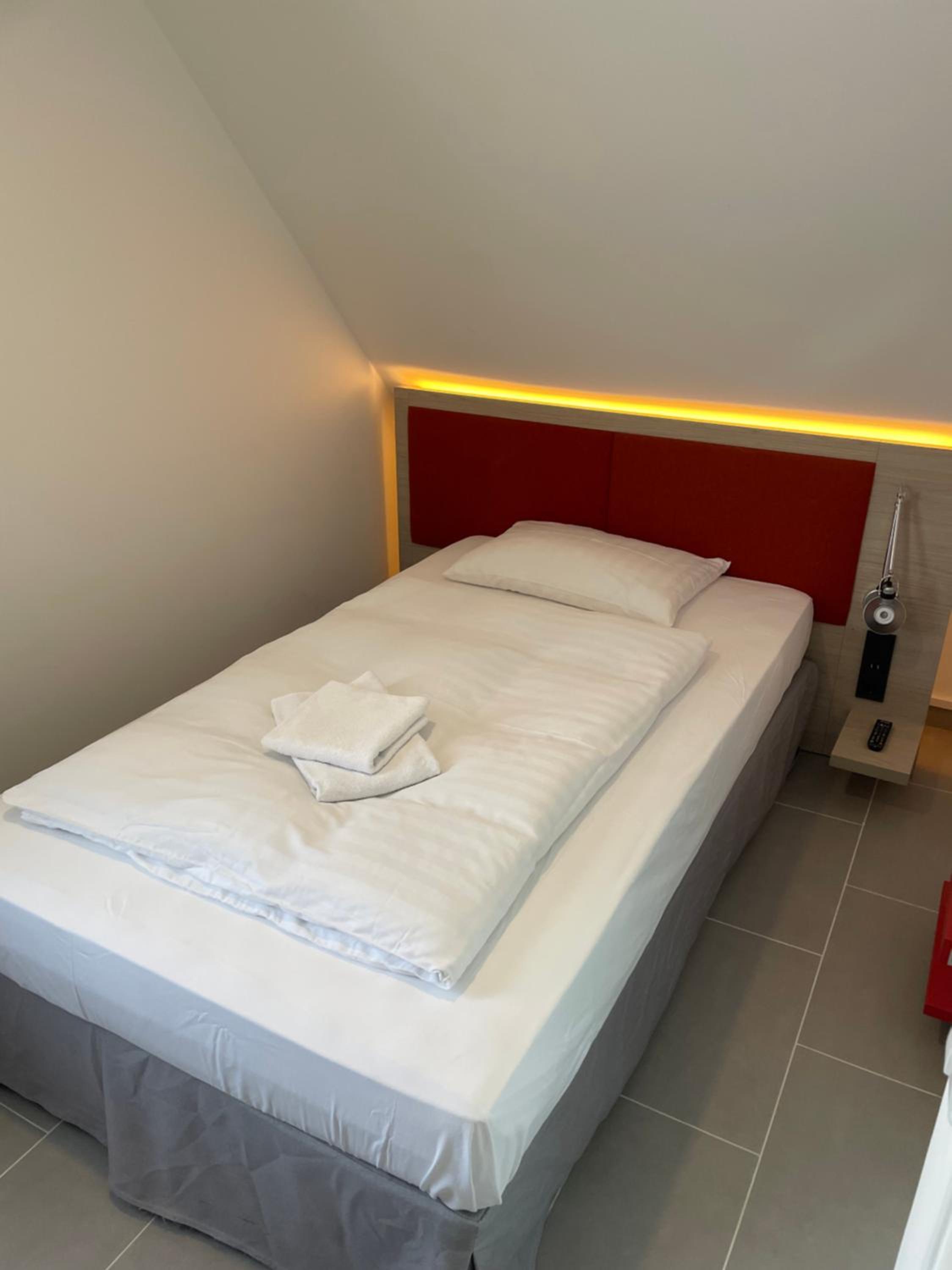Single Room with Bathroom photo 1