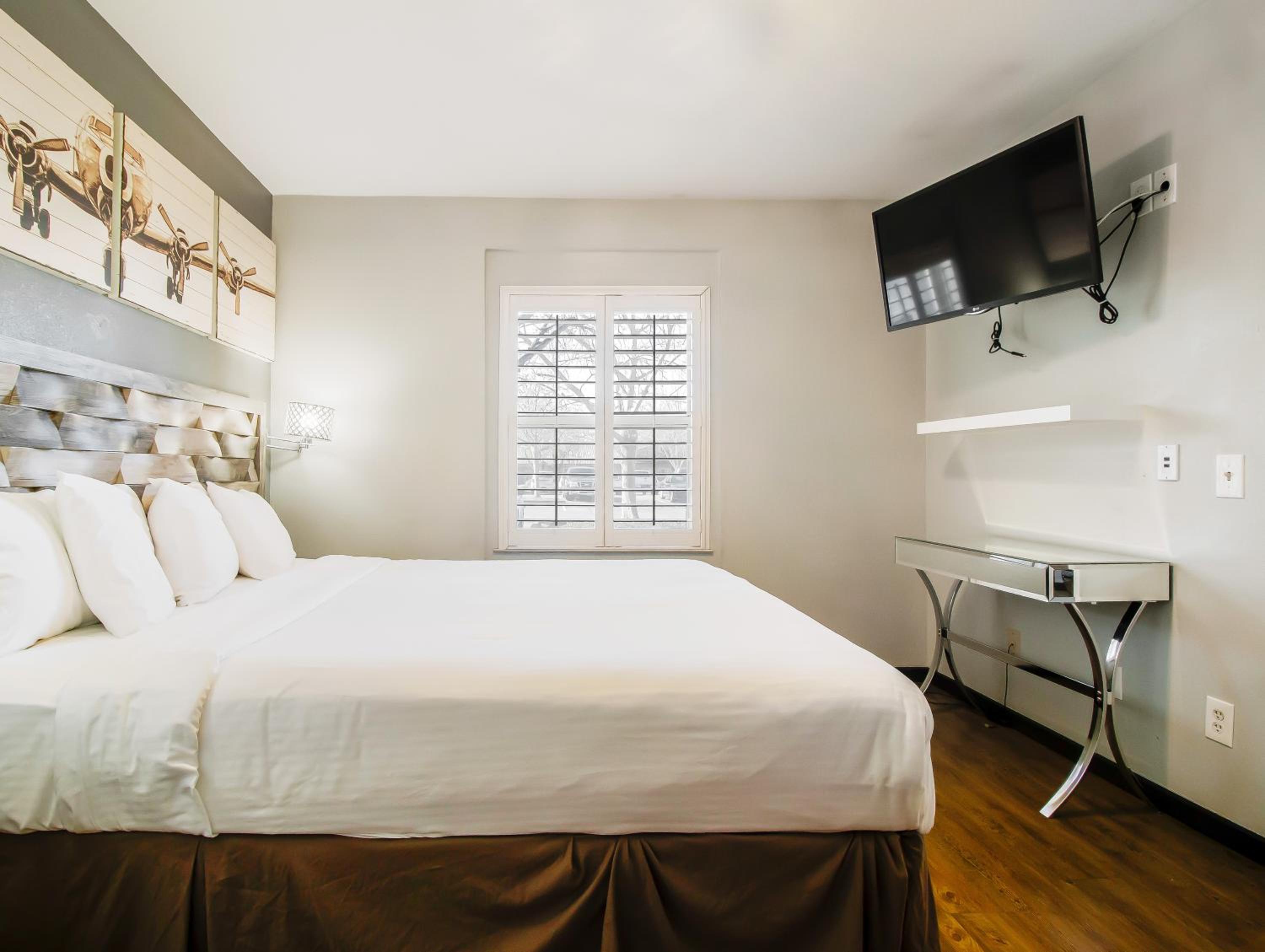 One-Bedroom King Suite - Non-Smoking - Photo 1