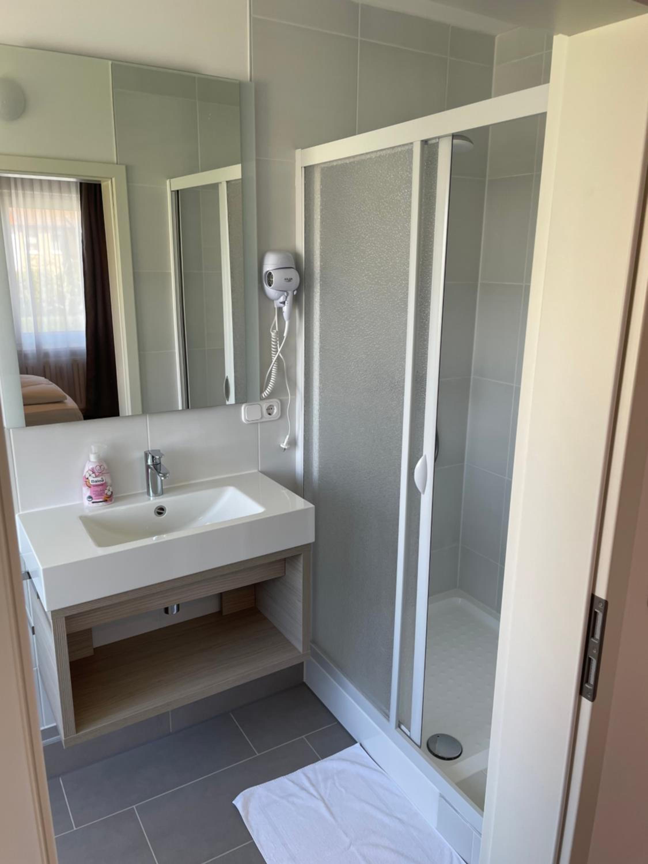 Single Room with Bathroom photo 3