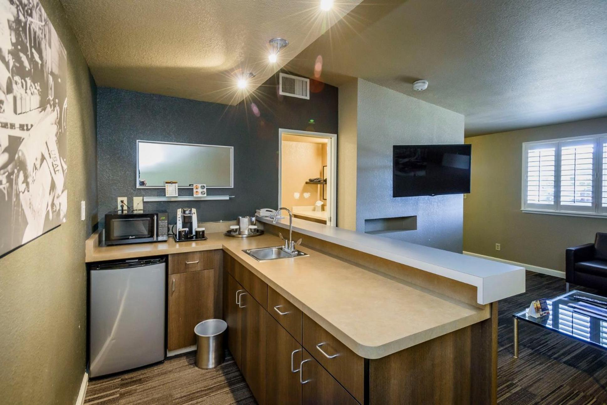 Suite - Photo 8