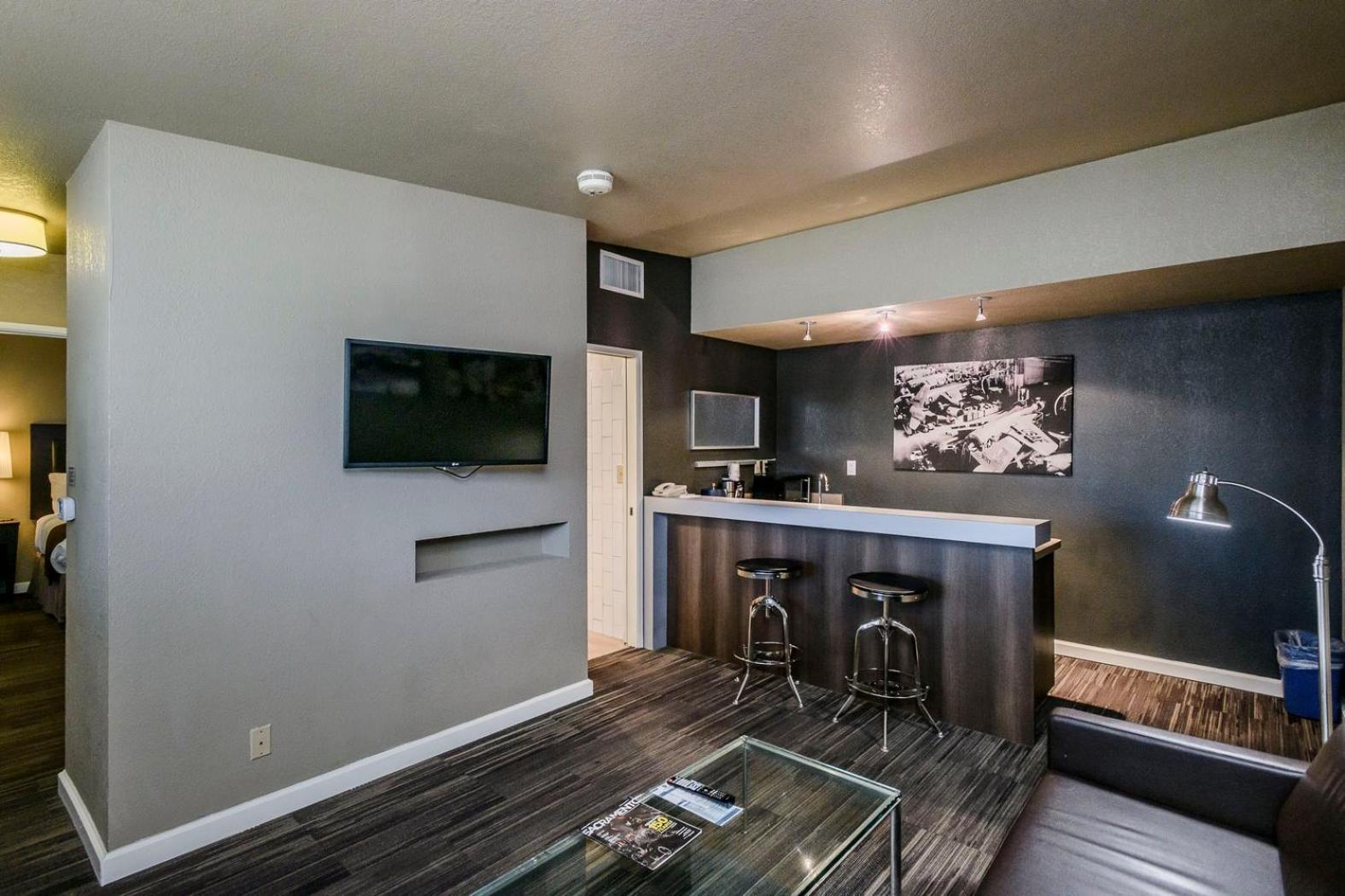 Suite - Photo 9