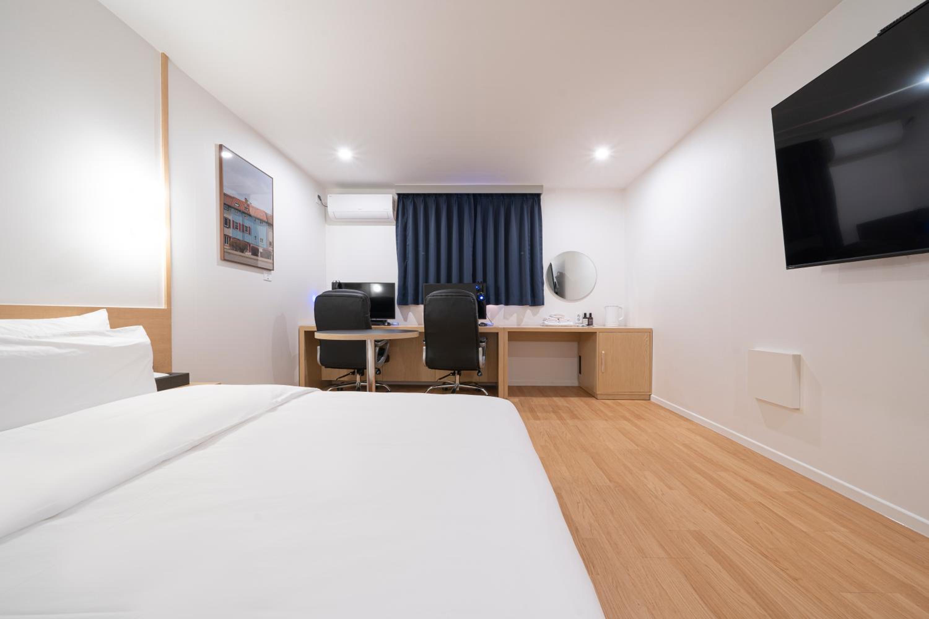 Deluxe Double Room with 2 Computers - Photo 2