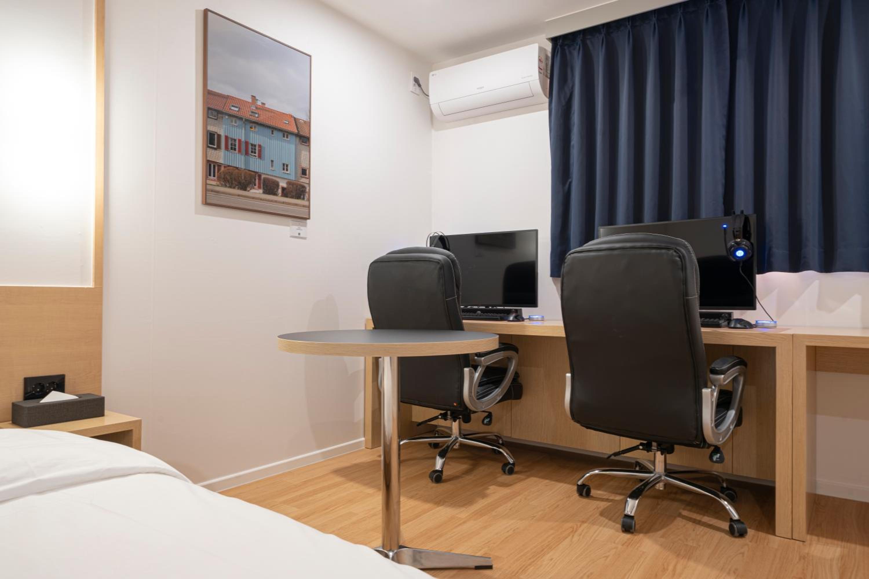Deluxe Double Room with 2 Computers - Photo 9