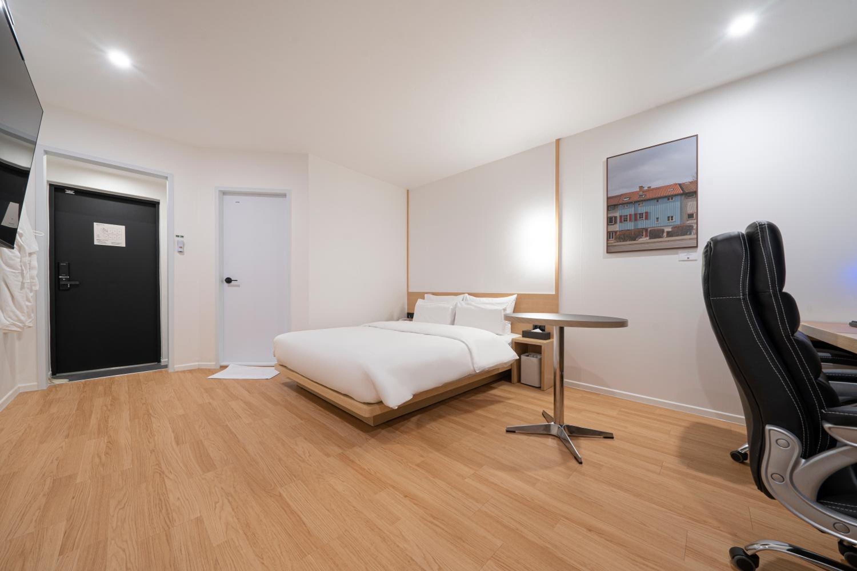 Deluxe Double Room with 2 Computers - Photo 12