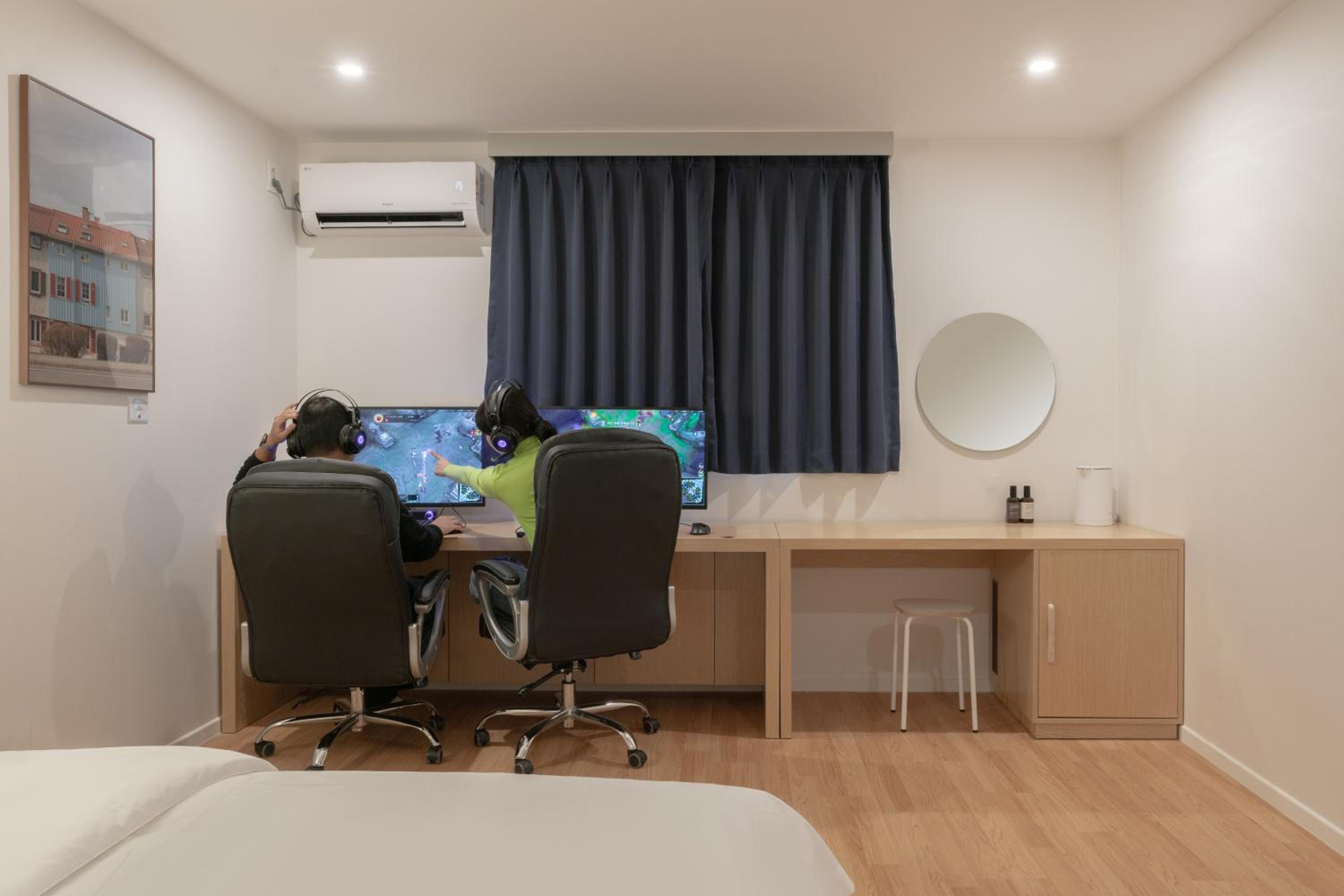 Deluxe Double Room with 2 Computers - Photo 8