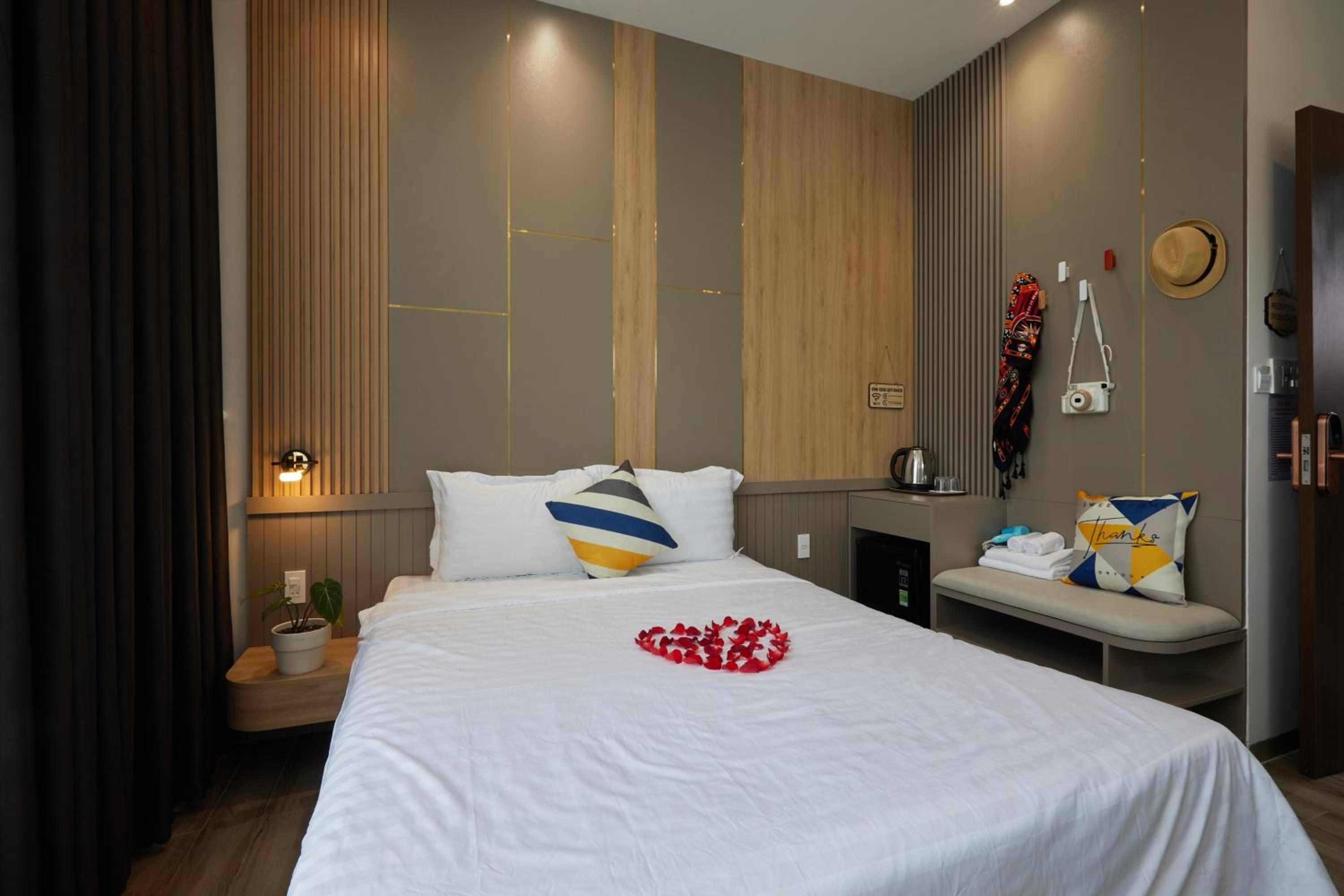 Superior King Room - Photo 16