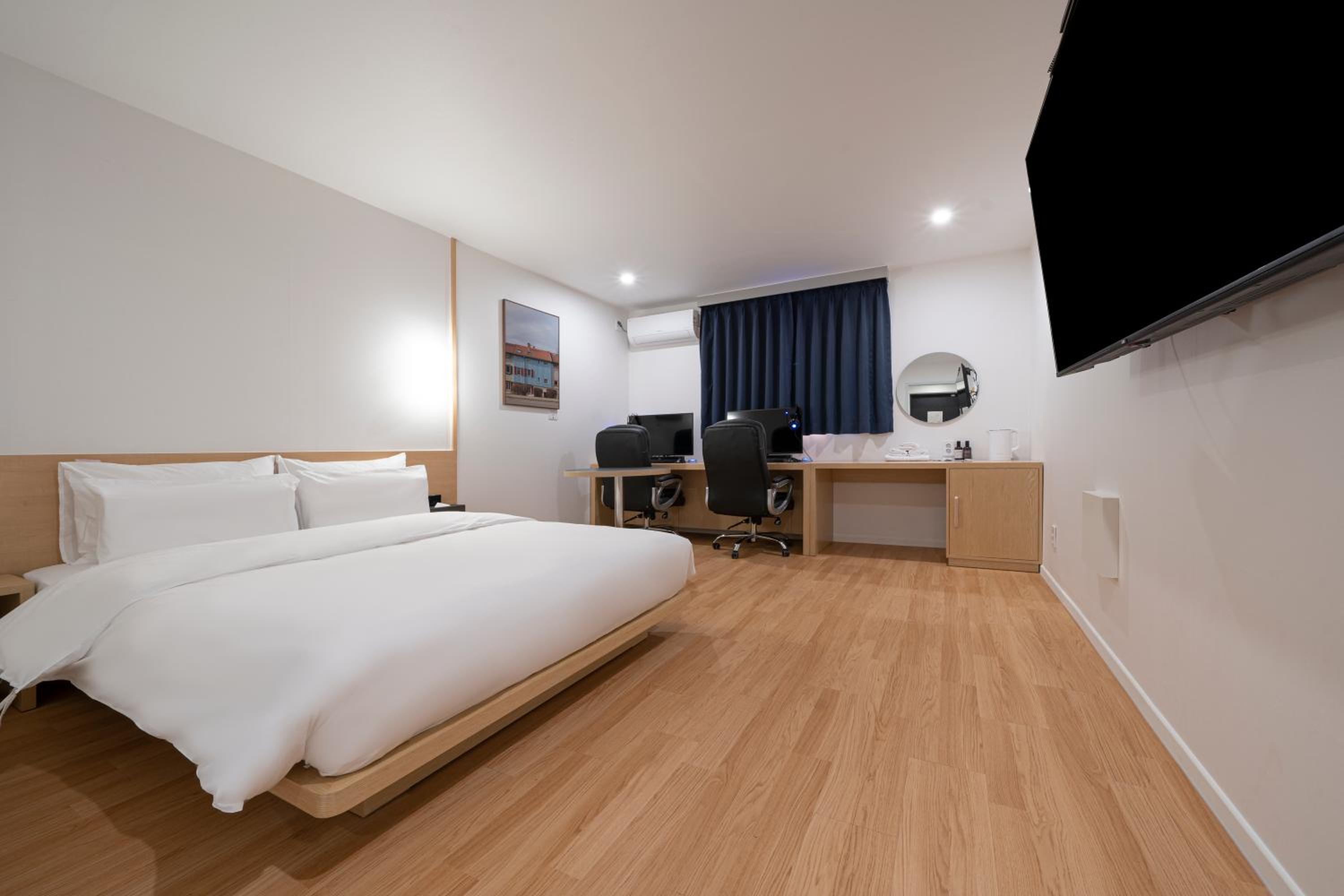 Deluxe Double Room with 2 Computers - Photo 1