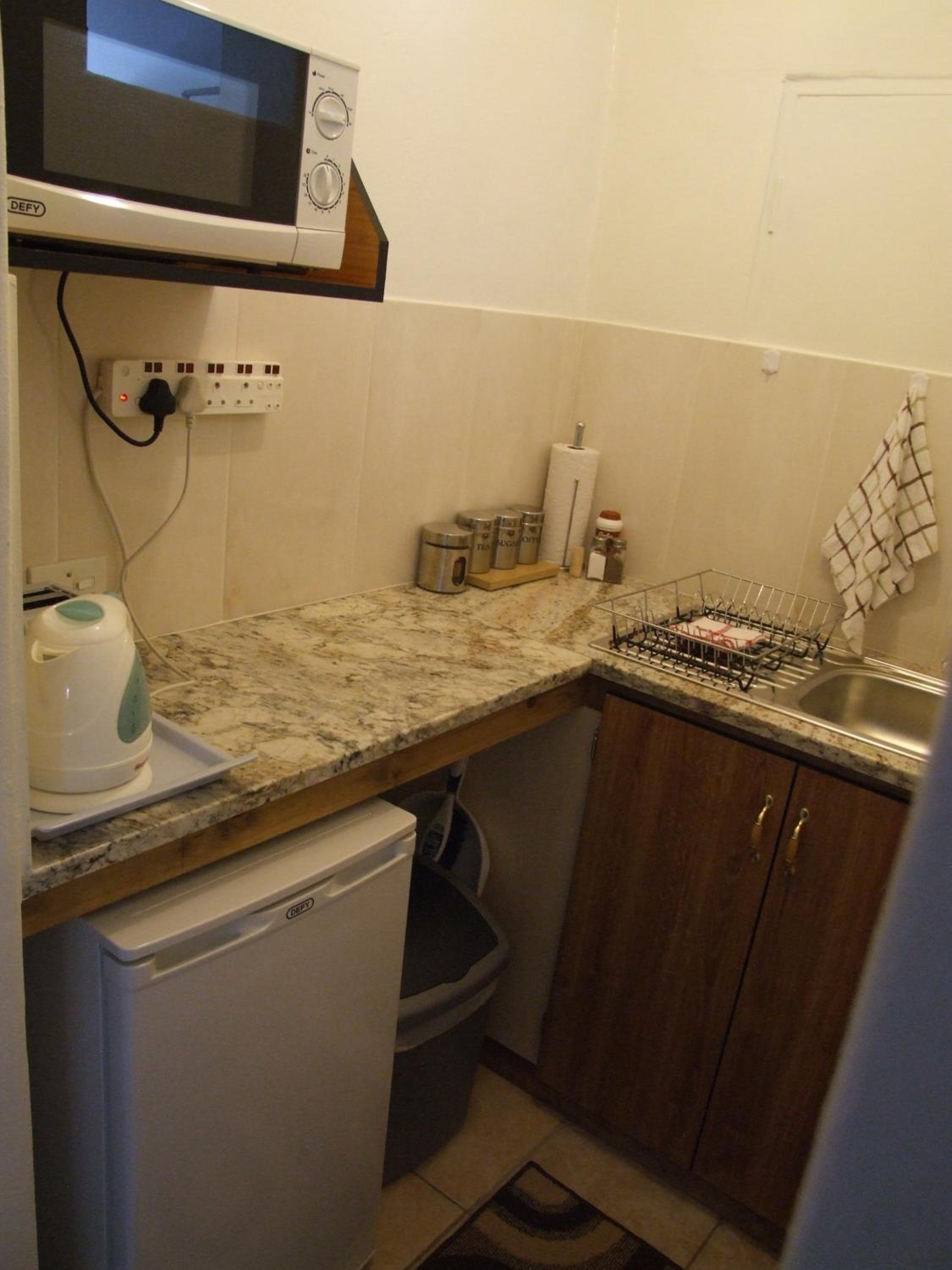 Single Room with Private Bathroom photo 3
