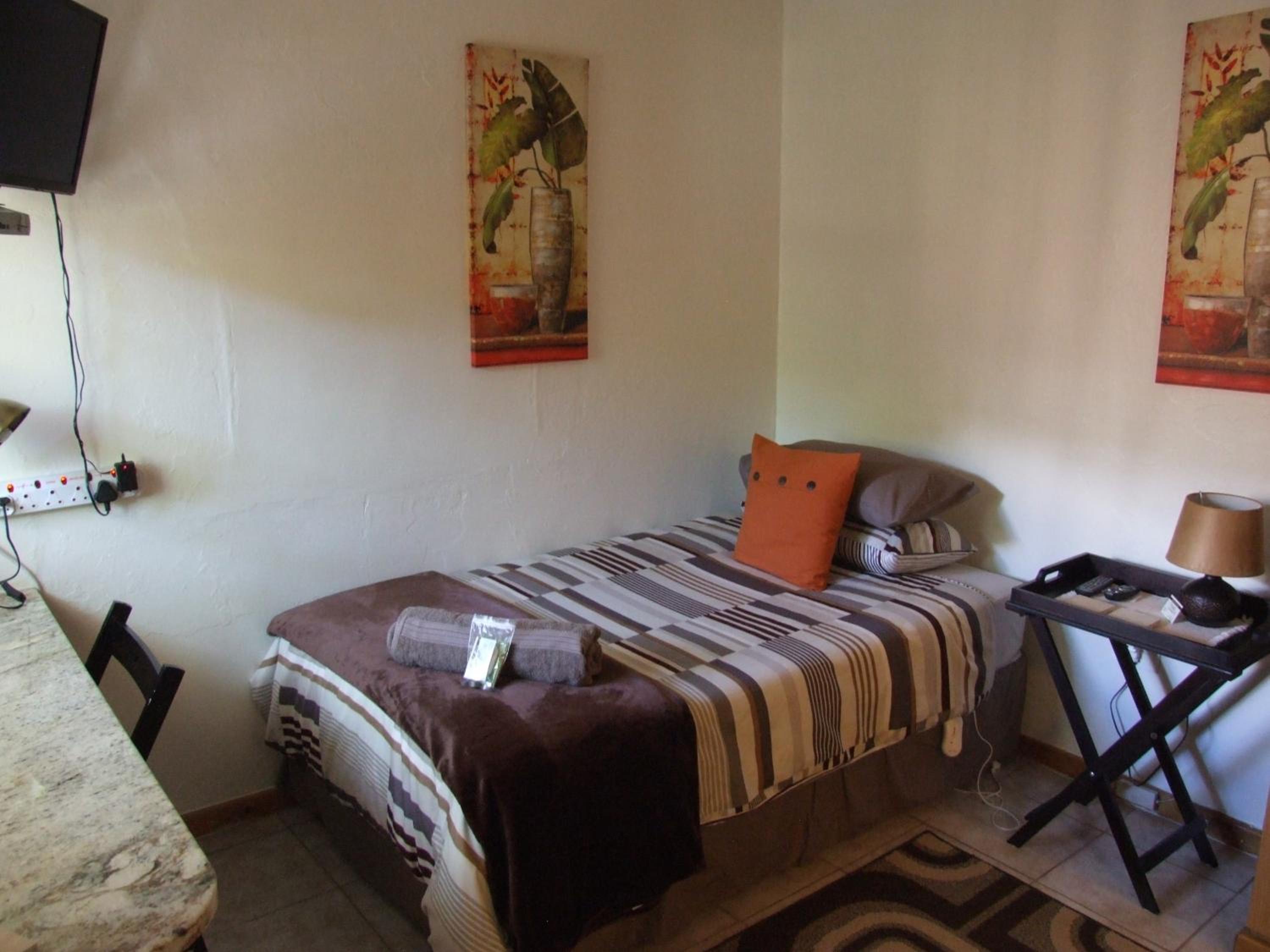 Single Room with Private Bathroom photo 2