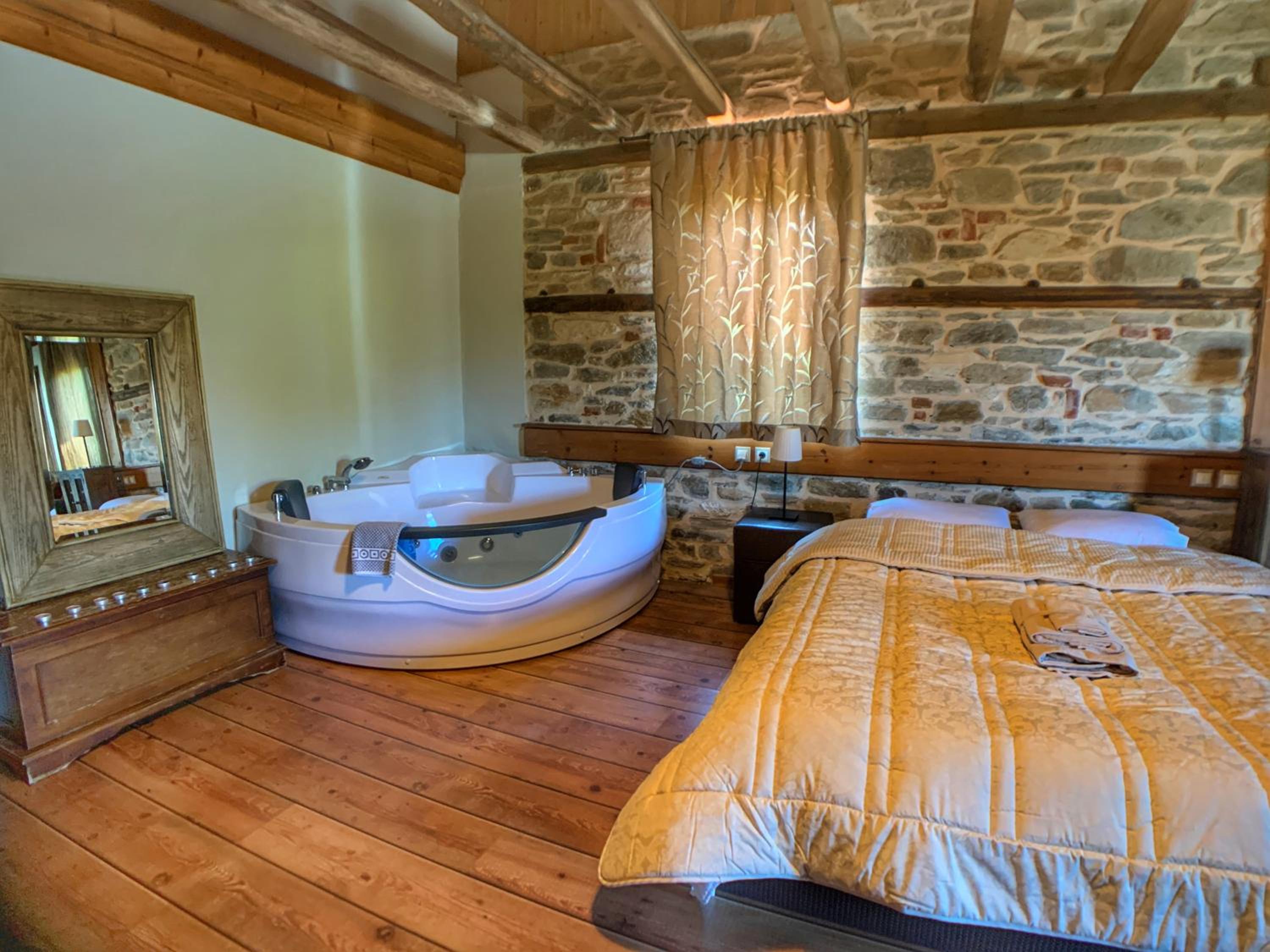 Deluxe Suite with Spa Bath photo 1
