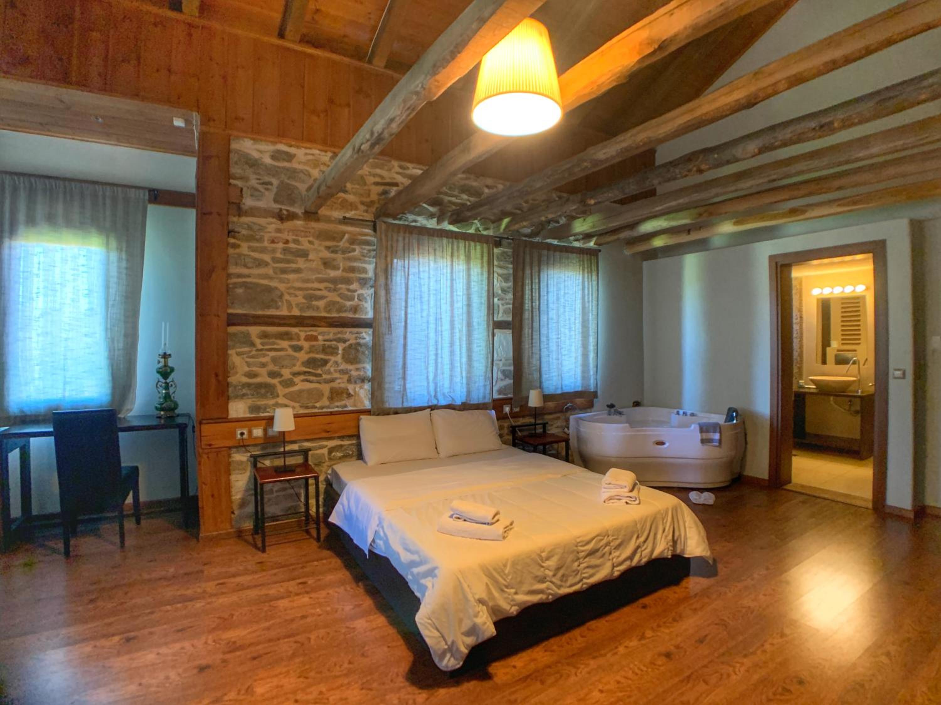 Deluxe Suite with Spa Bath photo 2