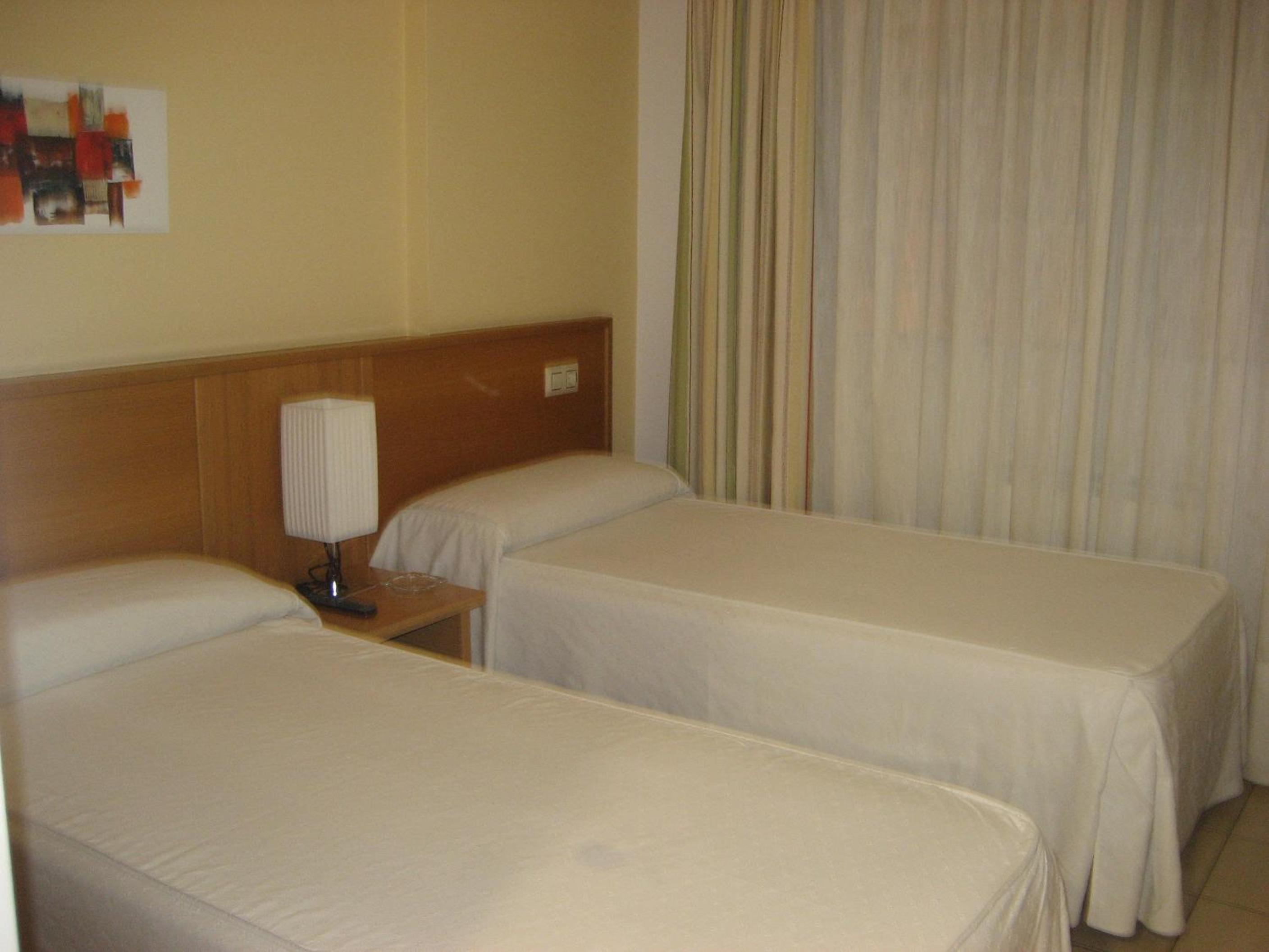 Twin Room with Private Bathroom photo 2