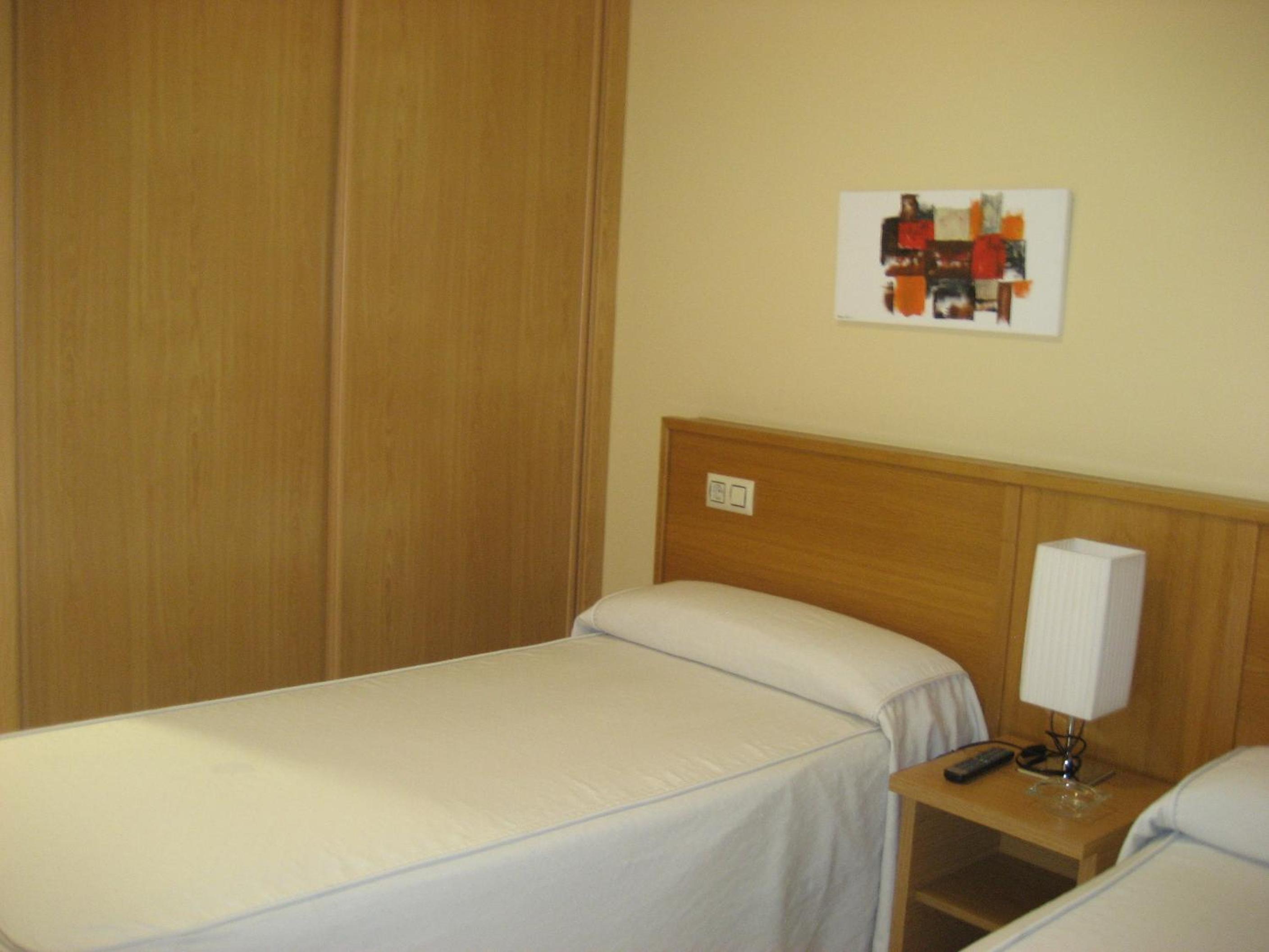 Twin Room with Private Bathroom photo 3