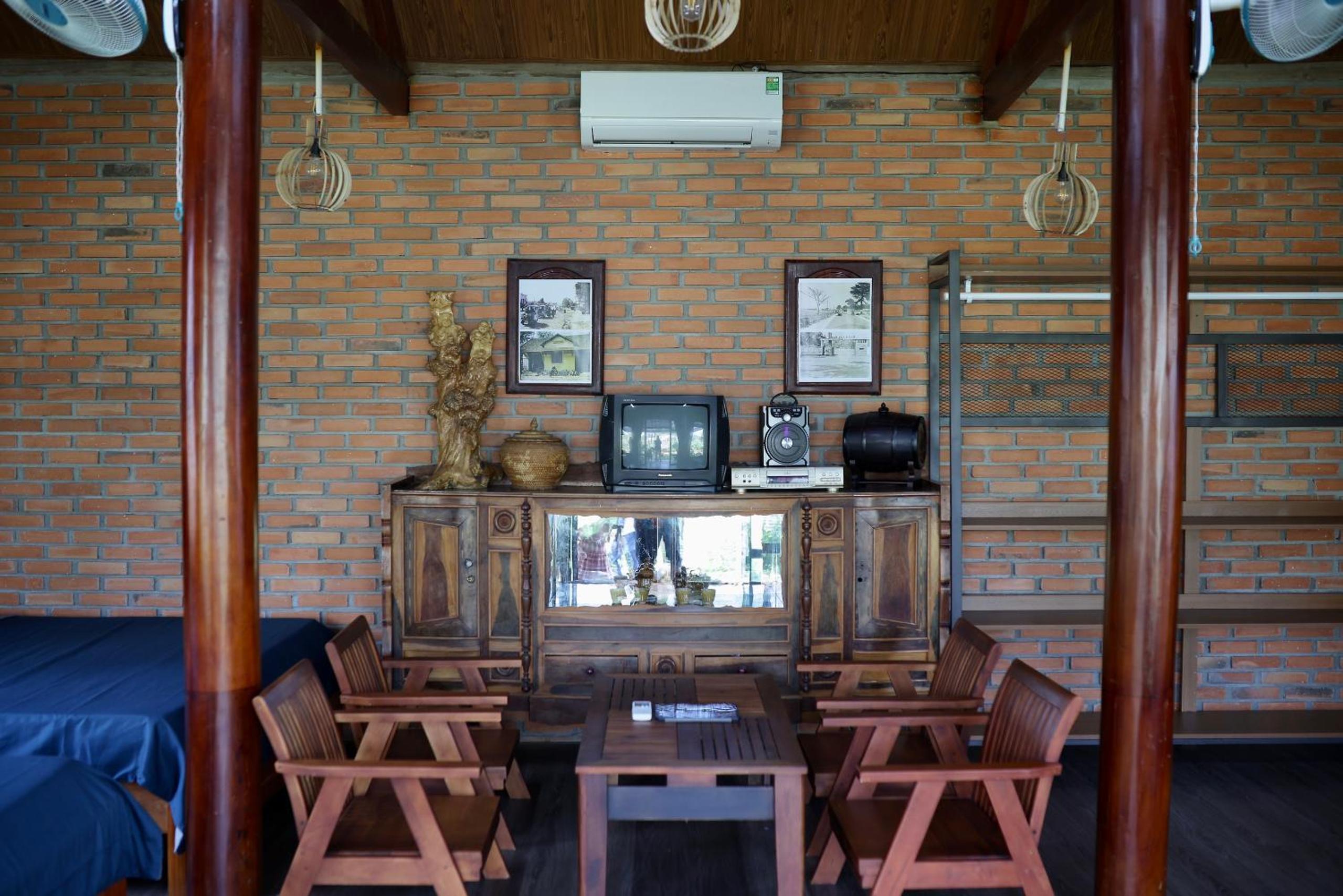 Family Room with Lake View photo 1