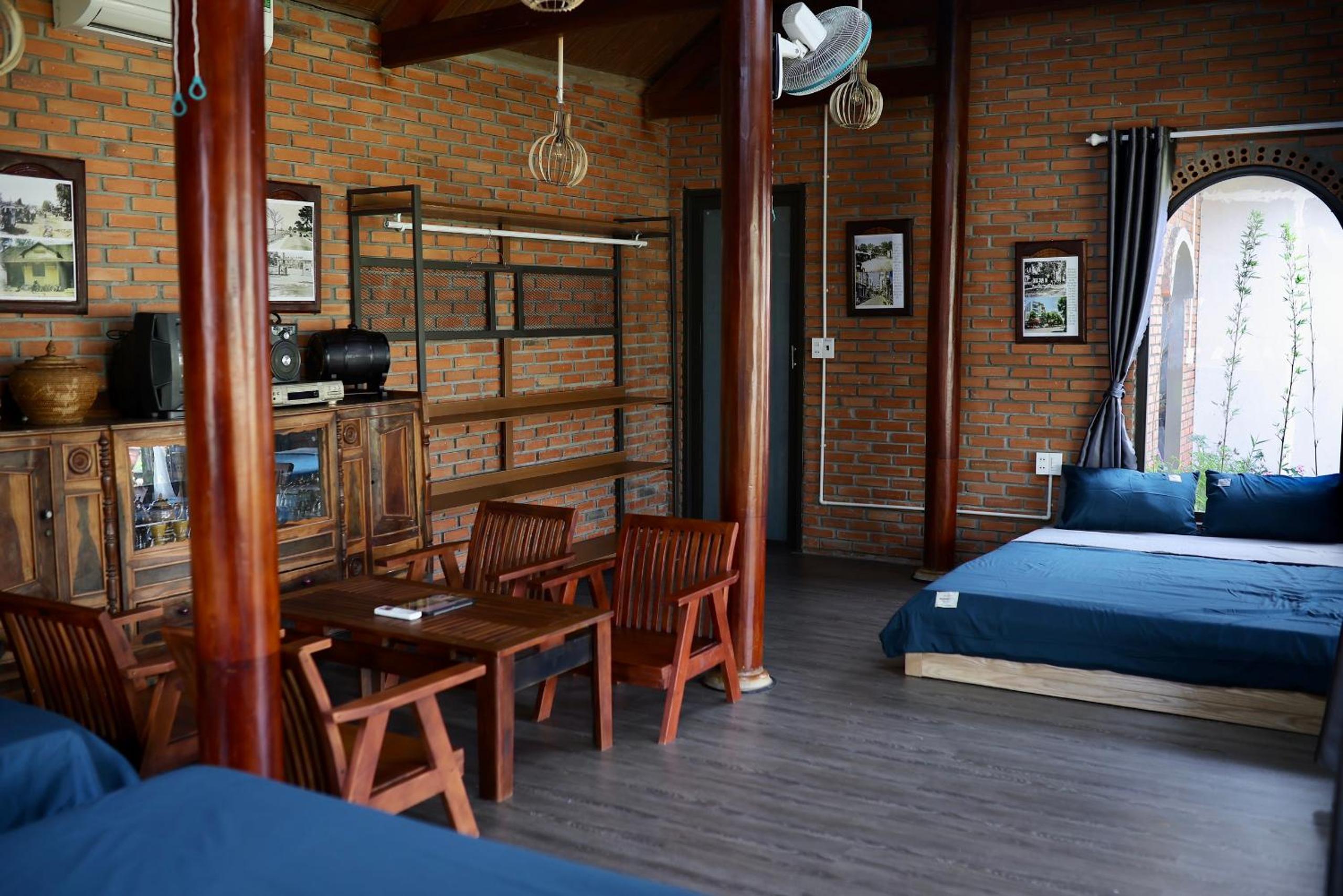 Family Room with Lake View photo 3