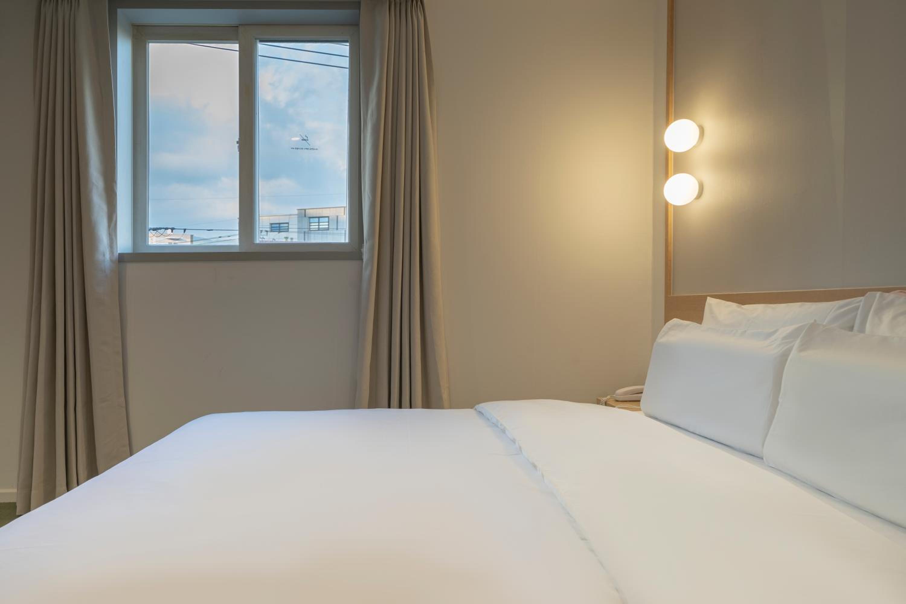 Superior Double Room with Speaker - Photo 9