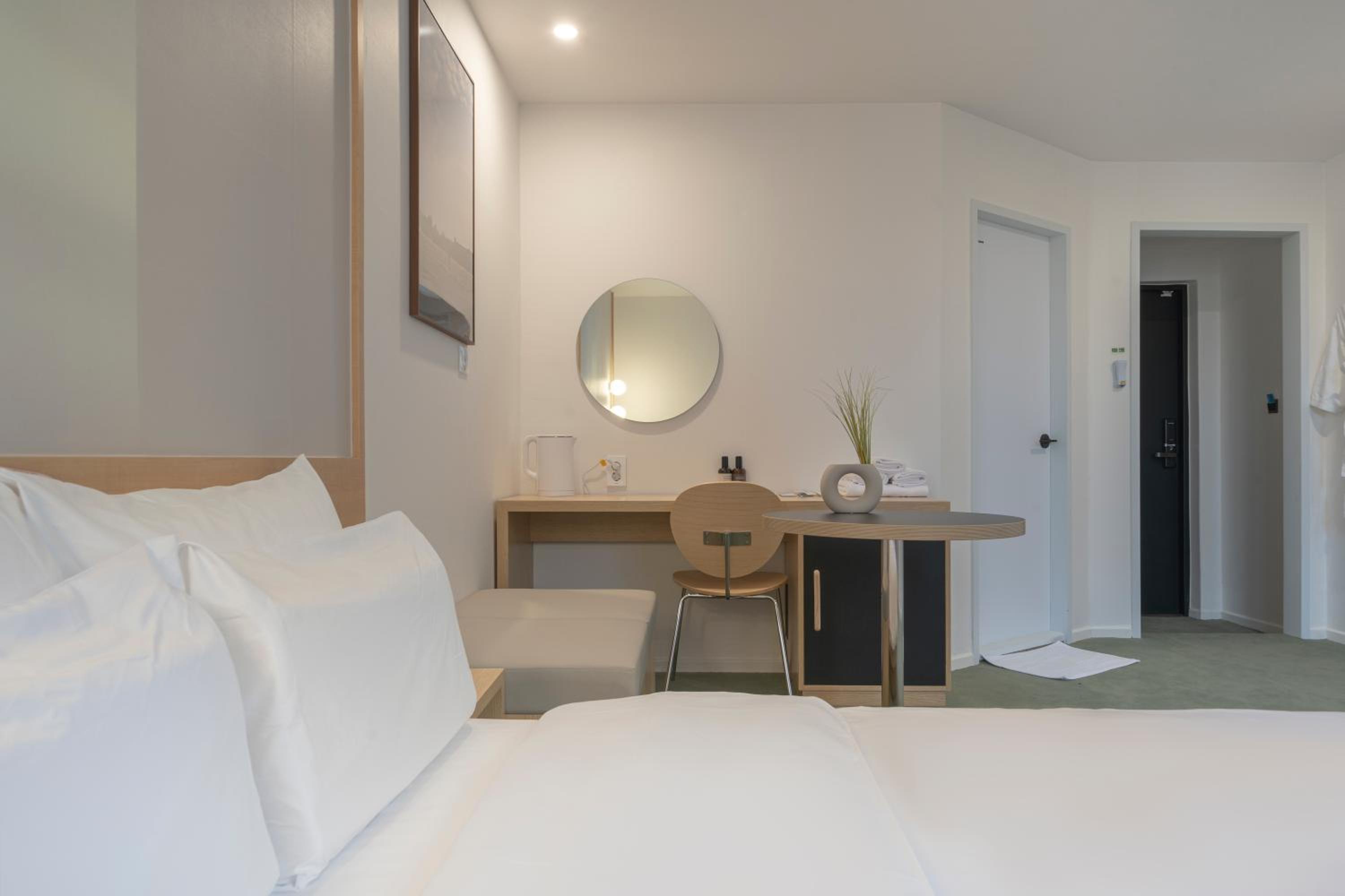 Superior Double Room with Speaker - Photo 8