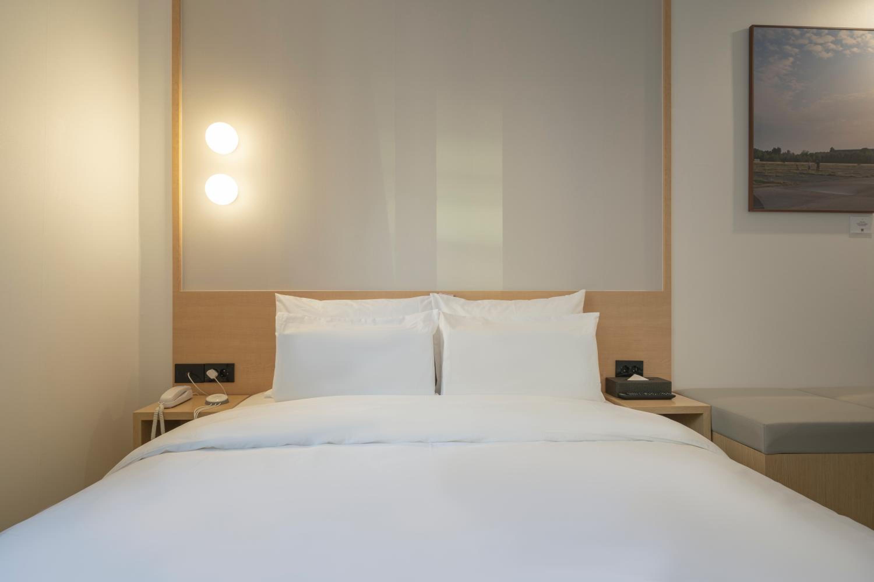 Superior Double Room with Speaker - Photo 7