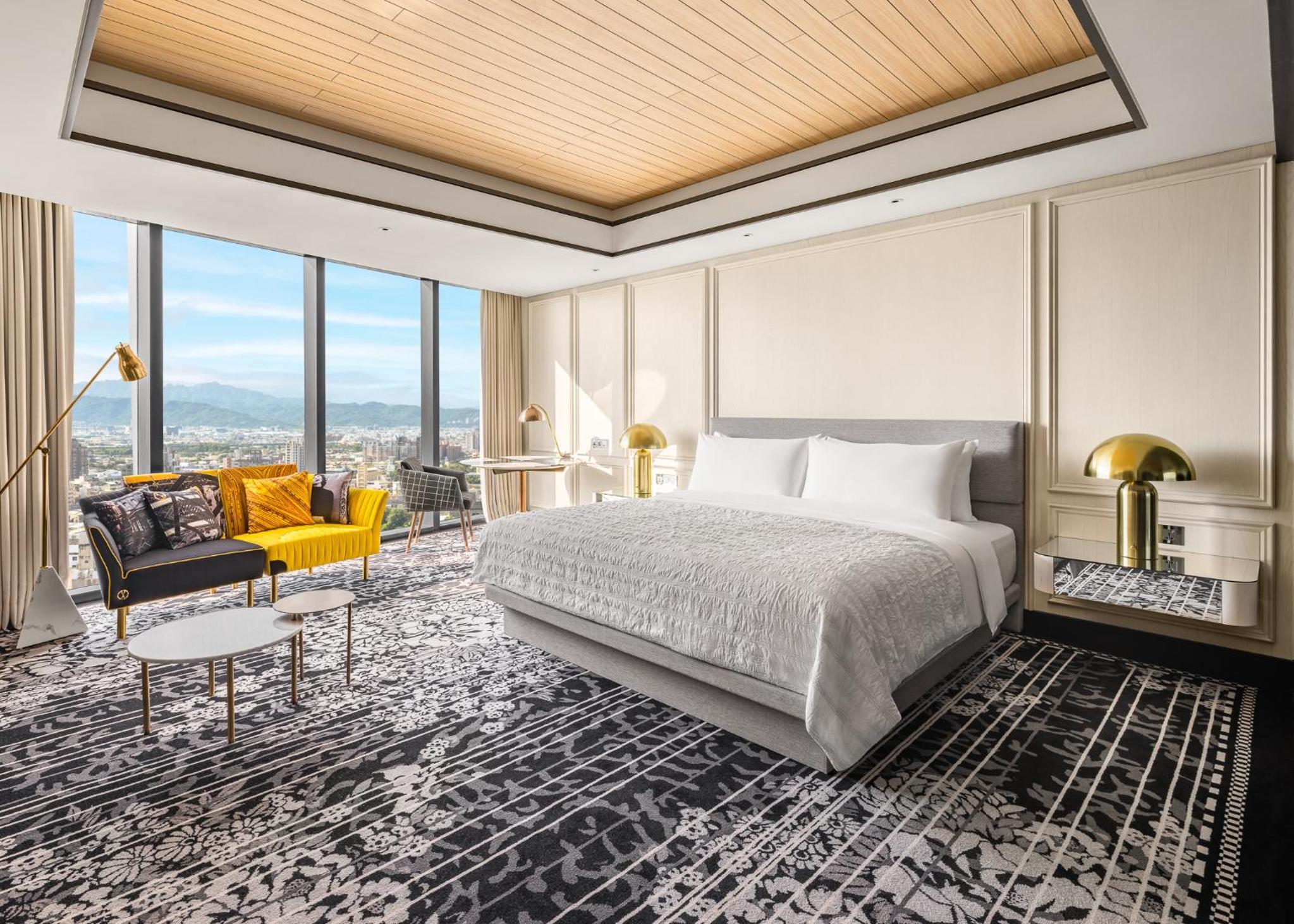 Premier King Room with City View - Photo 4