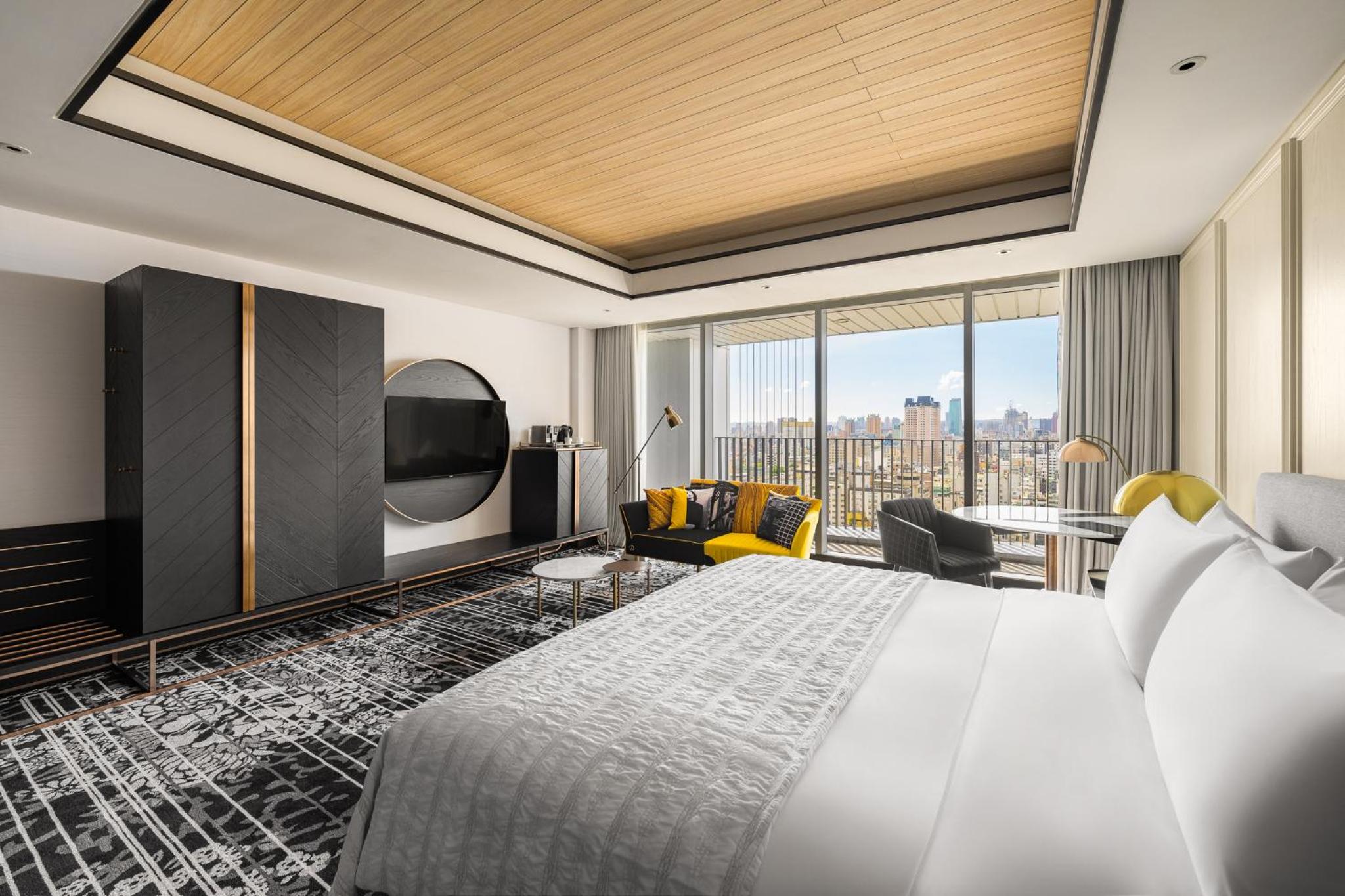 Premier King Room with City View - Photo 11