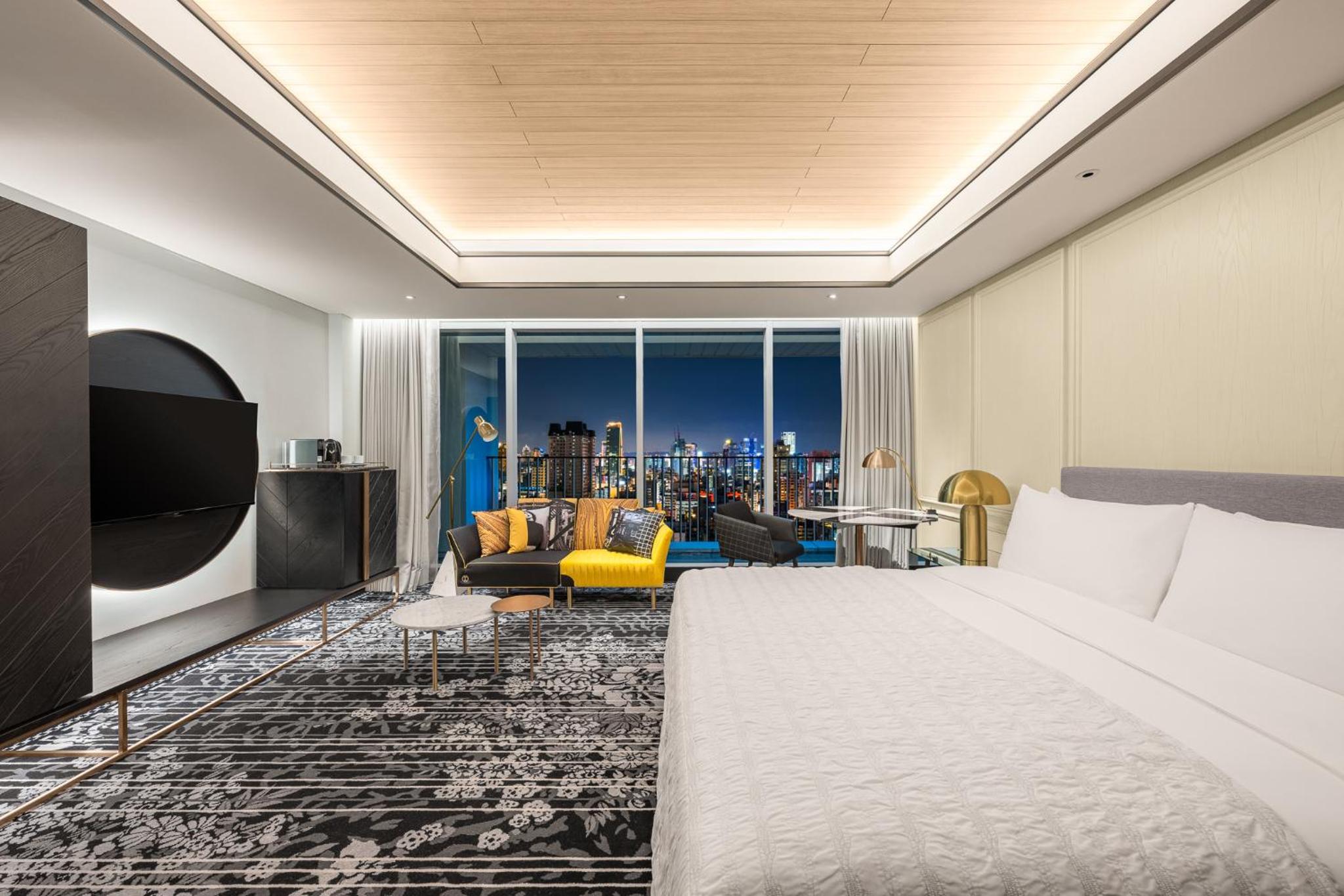 Premier King Room with City View - Photo 2