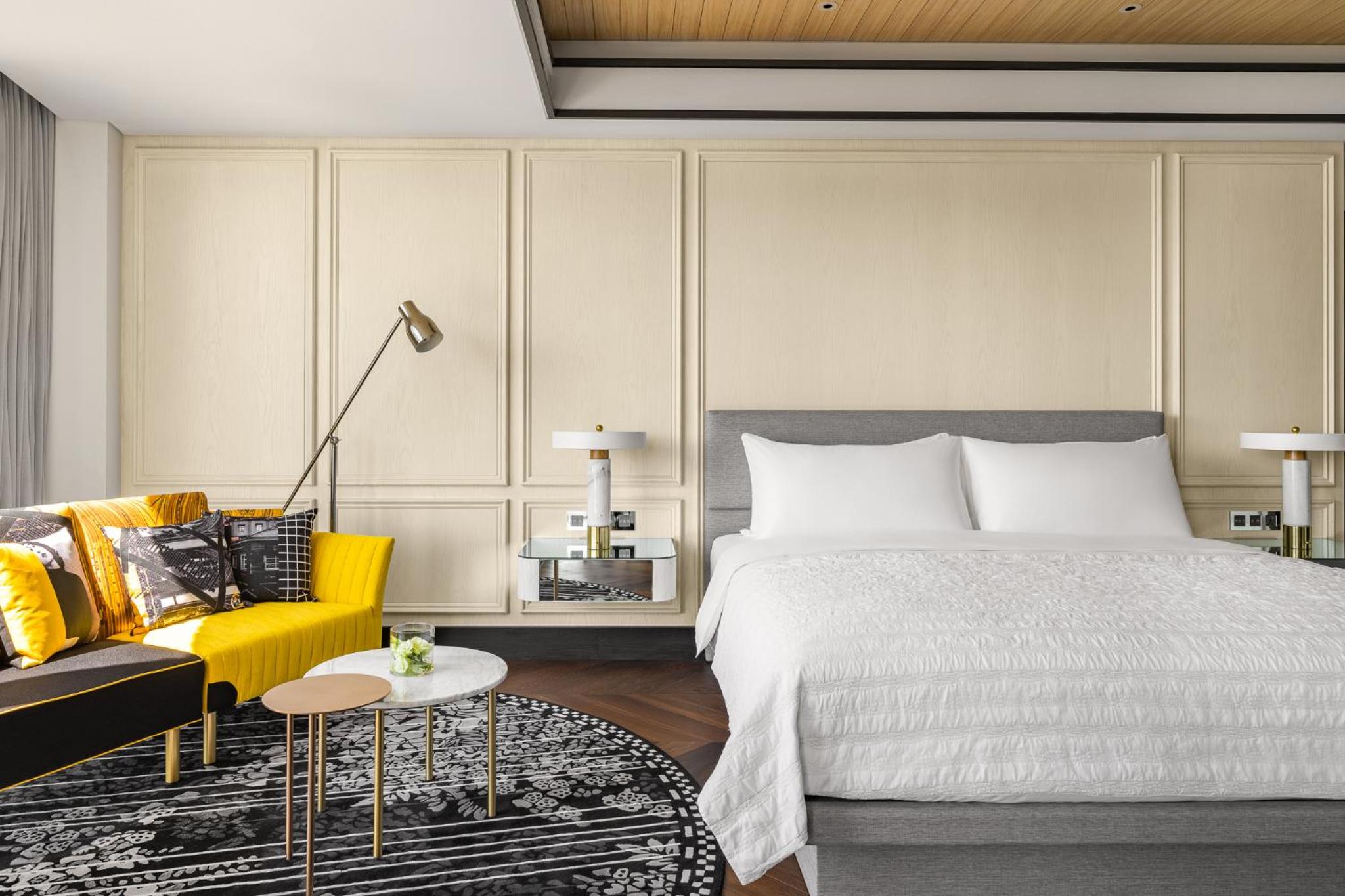 Premier King Room with City View - Photo 3