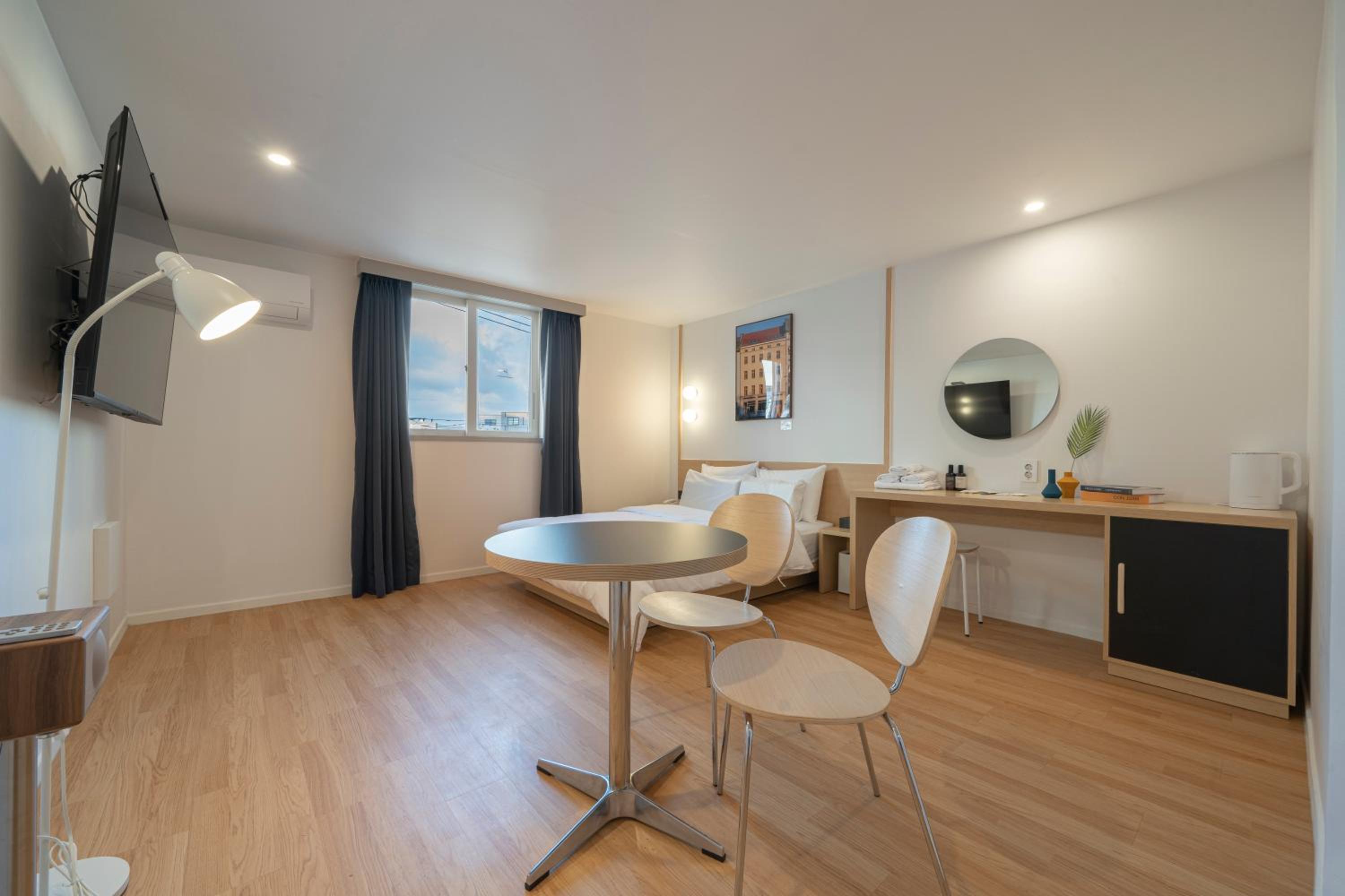Standard Double Room with Speaker - Photo 2