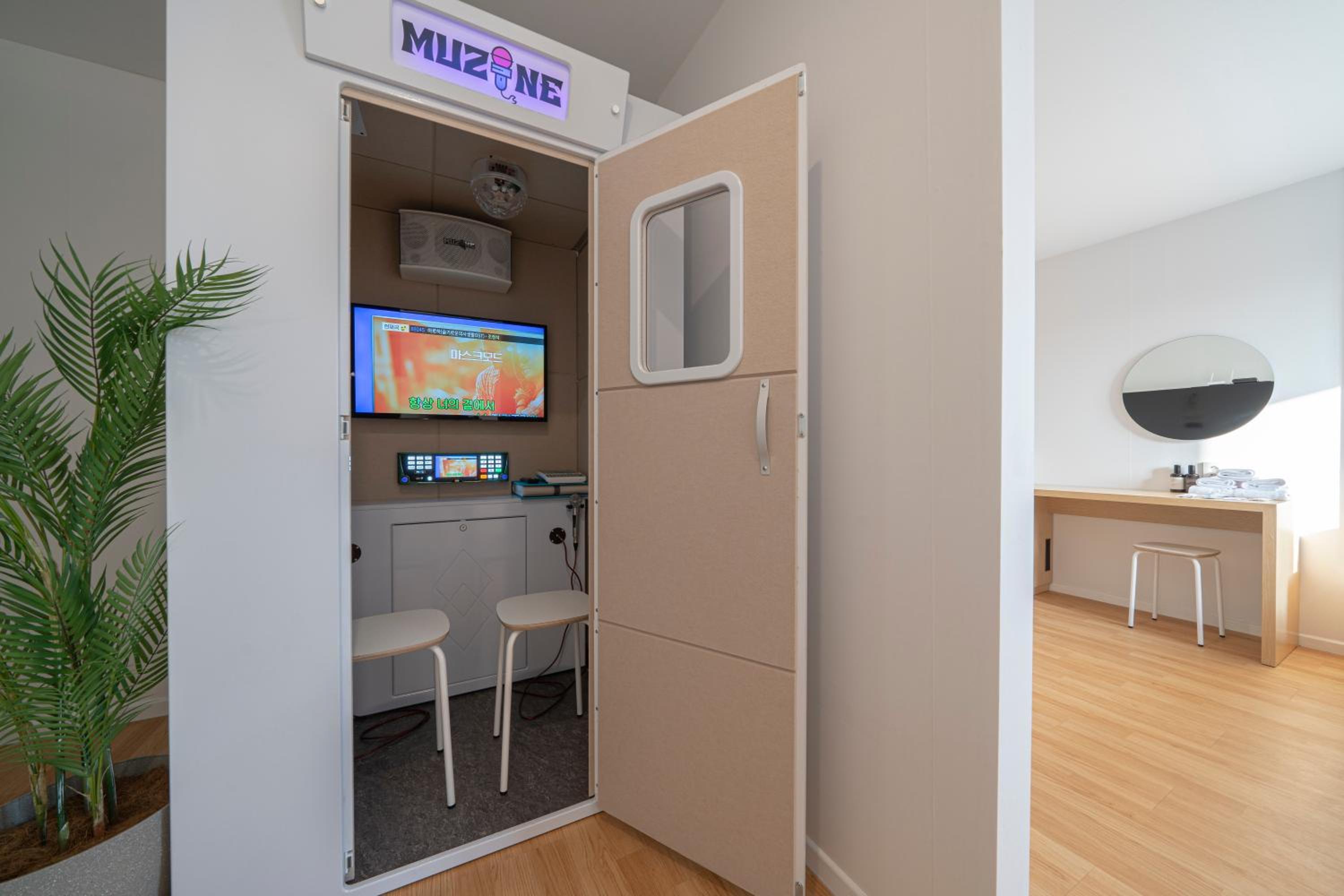 Suite with Korean Karaoke Machine - Photo 11