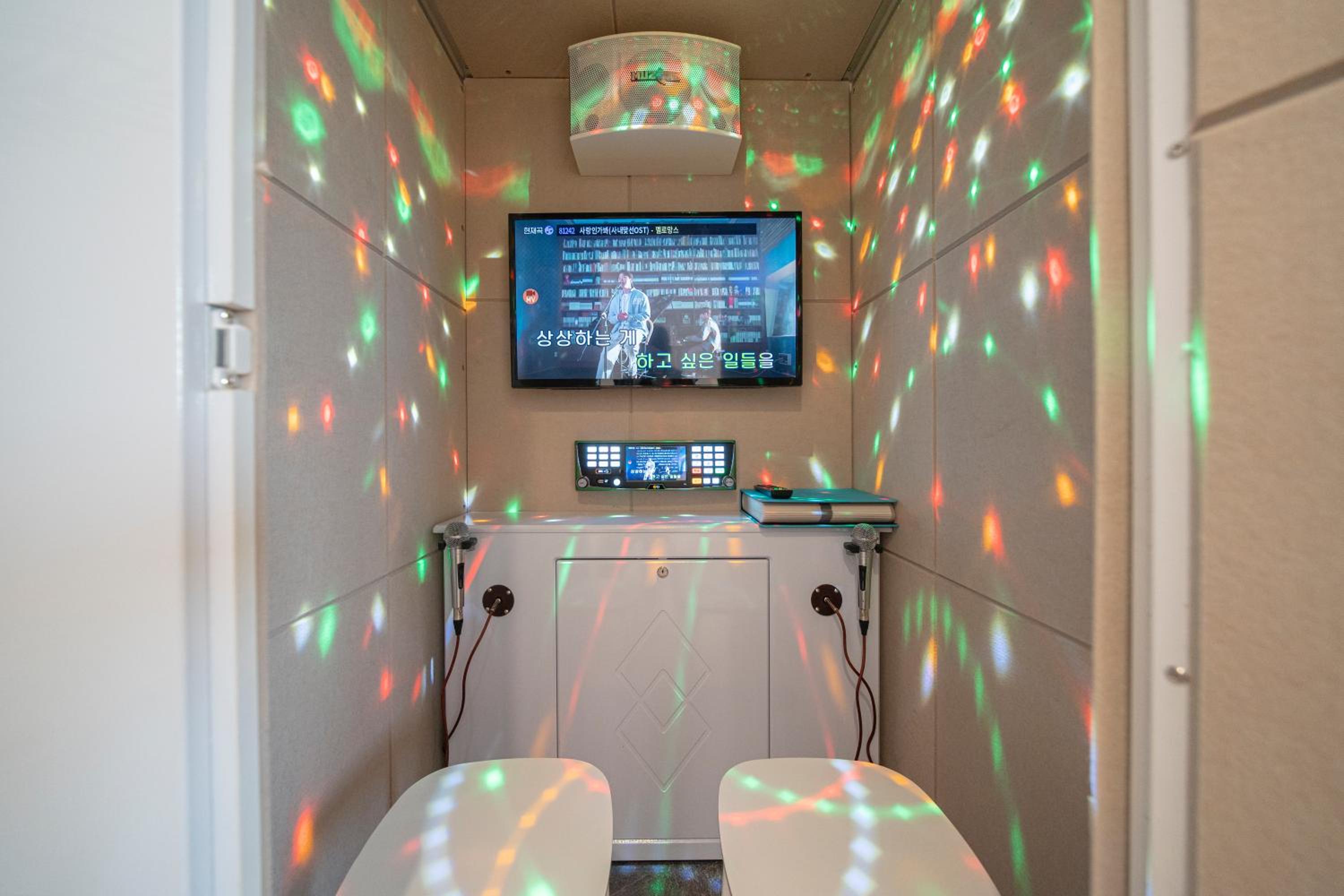 Suite with Korean Karaoke Machine - Photo 12